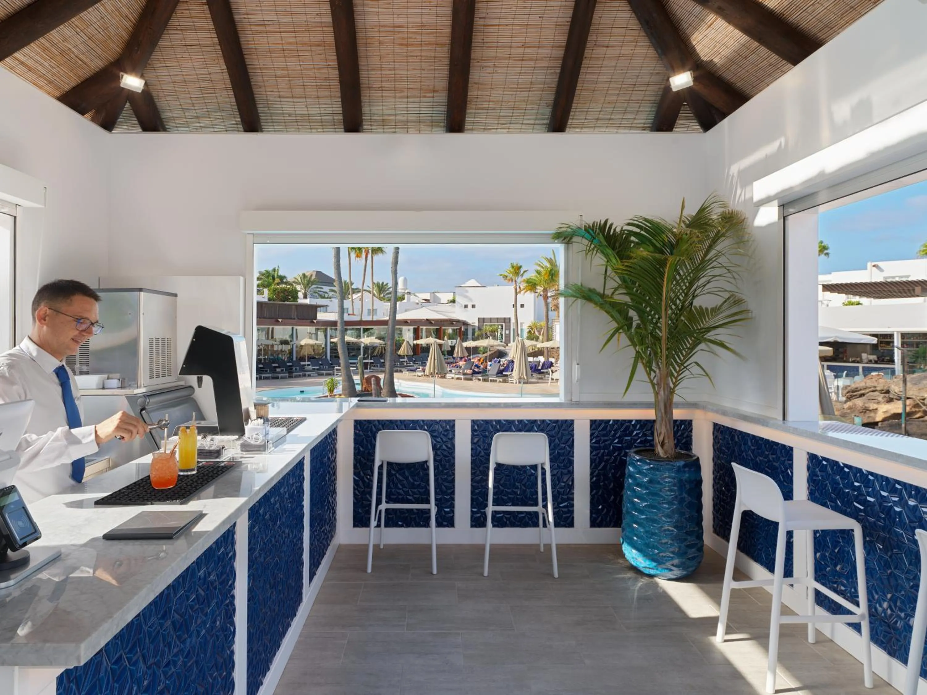 Lounge or bar in Boutique Hotel H10 White Suites - Adults Only