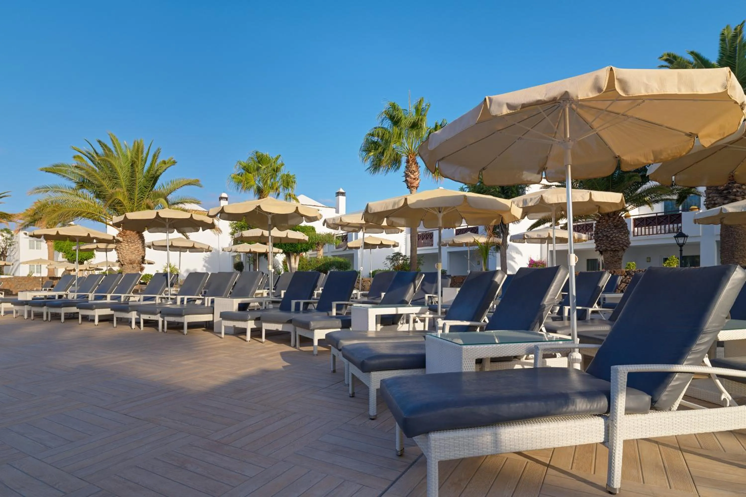 Swimming pool in Boutique Hotel H10 White Suites - Adults Only