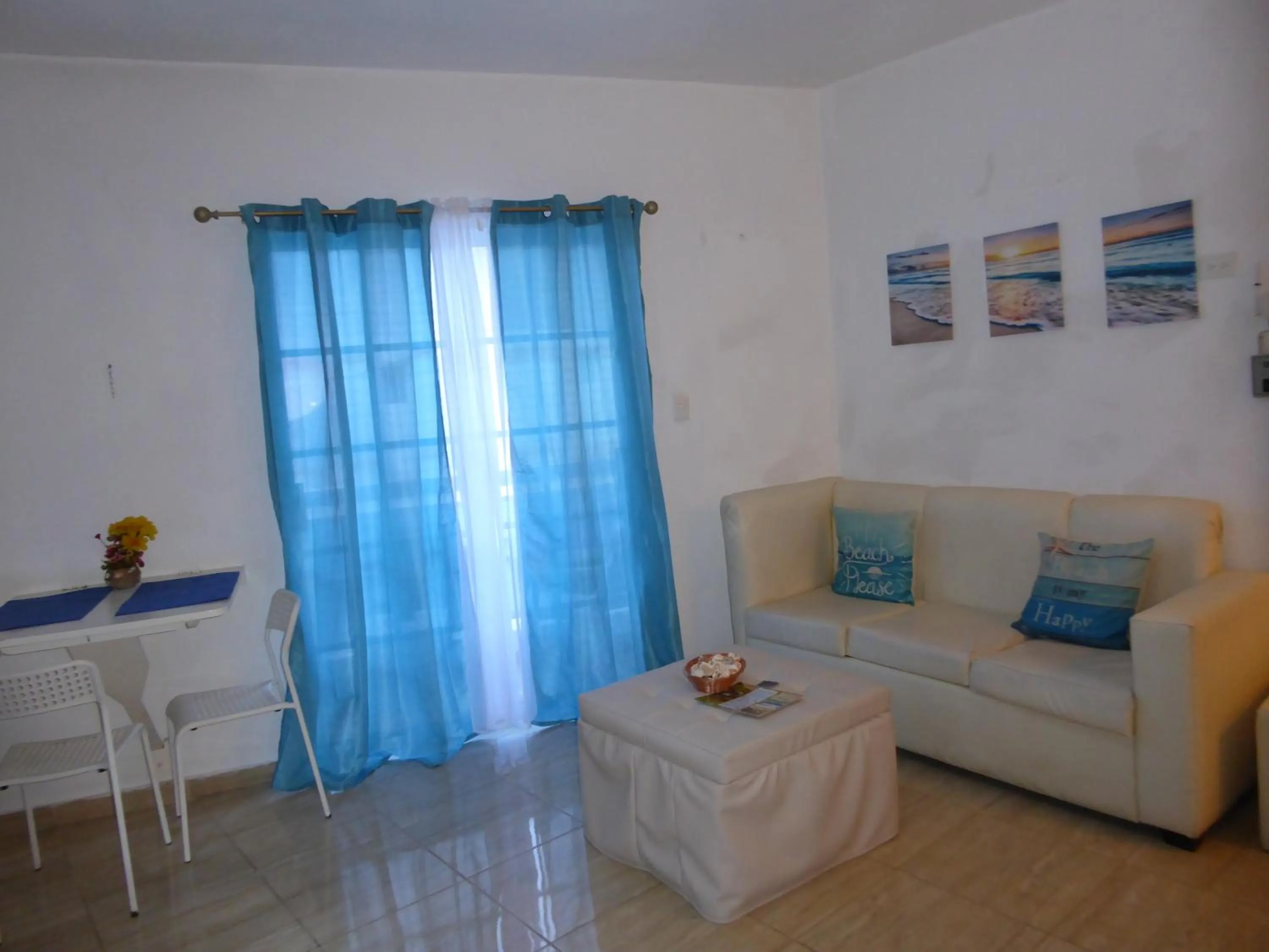 Living room in CortLang Vacation Rentals, El Pueblito