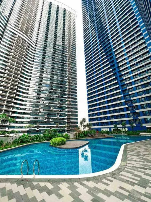 Swimming pool in Air Residences - 1Bedroom Unit with Balcony - Wifi & Netflix