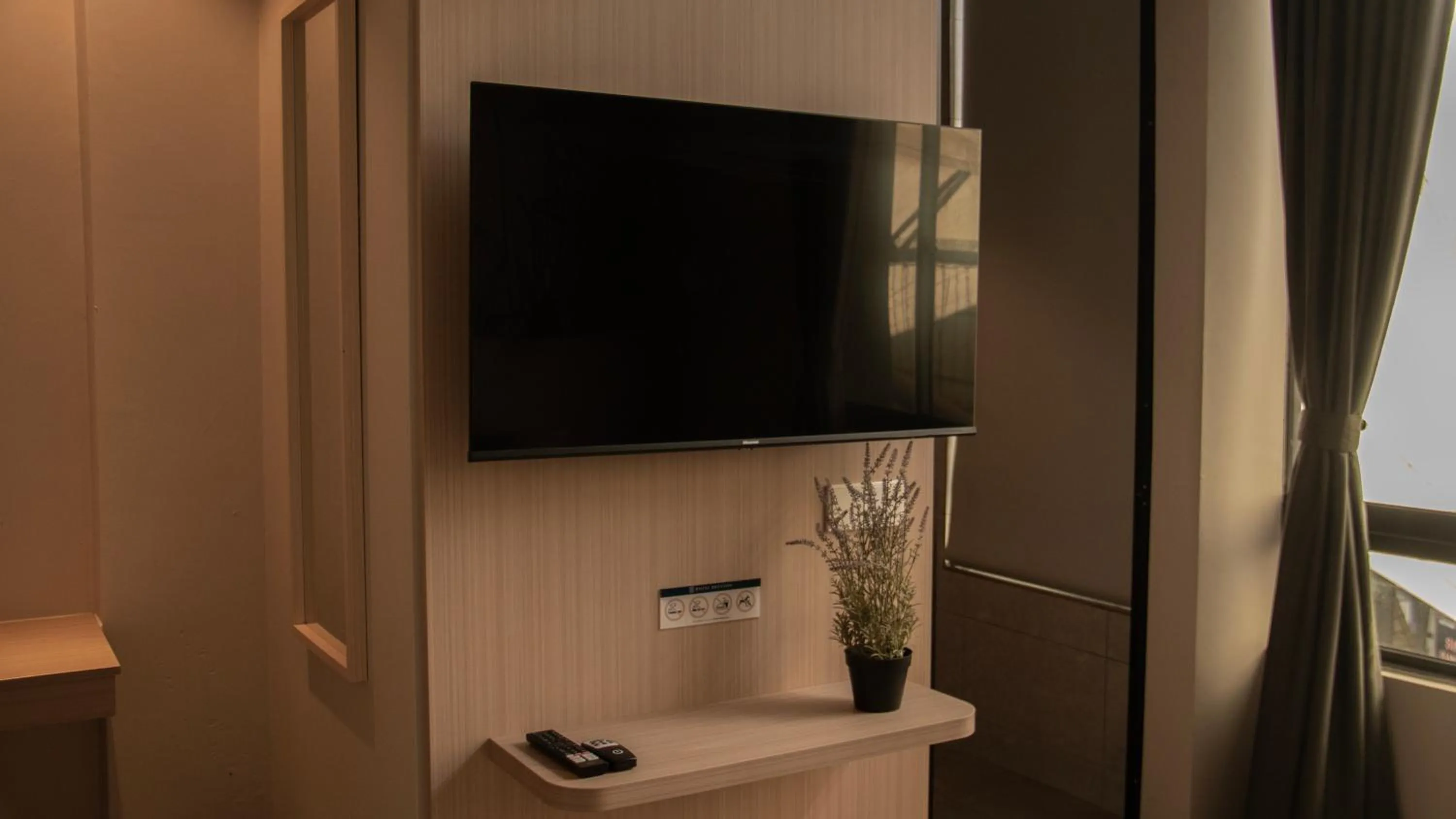 TV and multimedia in Hotel Brynton at Cameron Centrum Mall