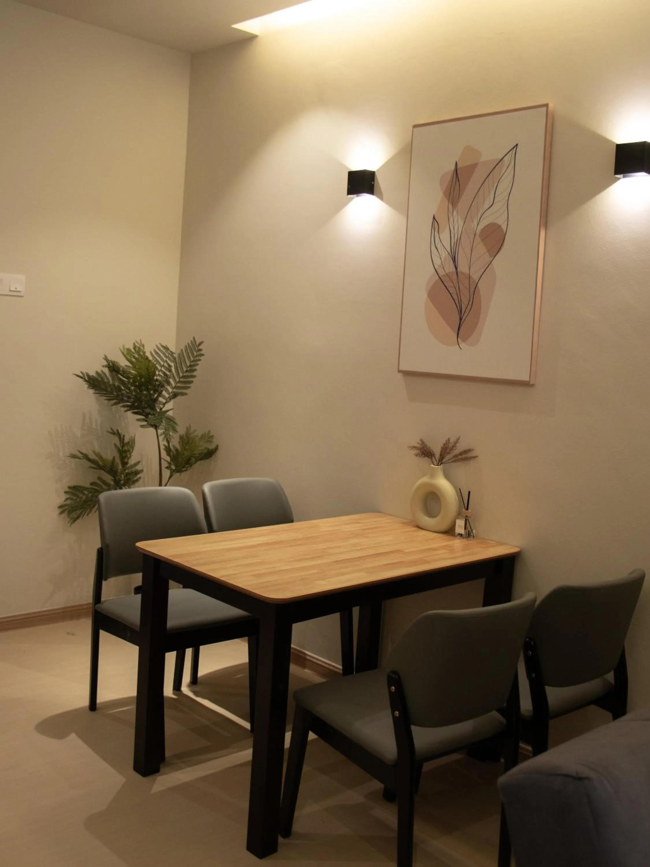 Dining area in Hotel Brynton at Cameron Centrum Mall