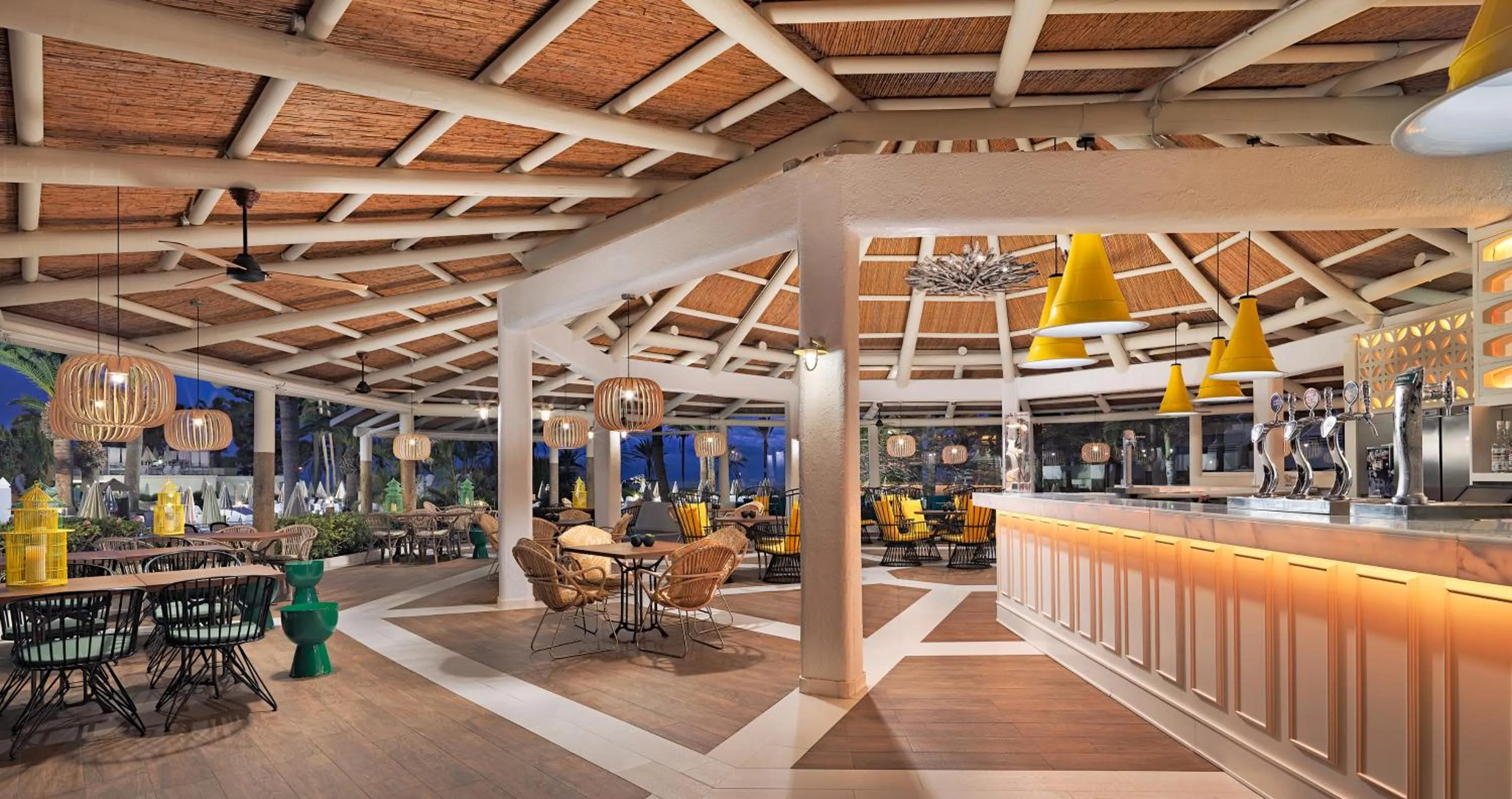 Restaurant/places to eat in H10 Las Palmeras