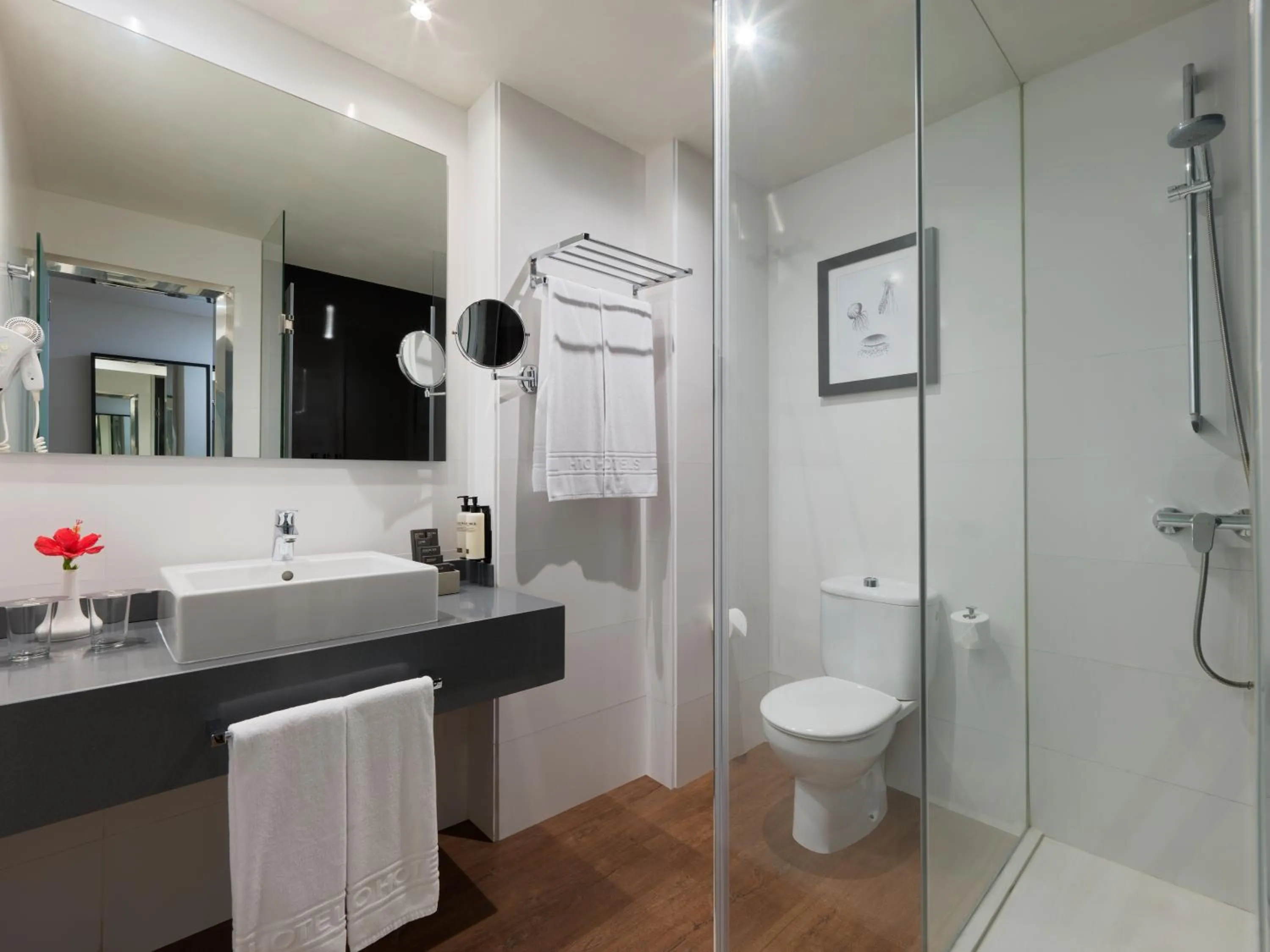 Bathroom in H10 Las Palmeras