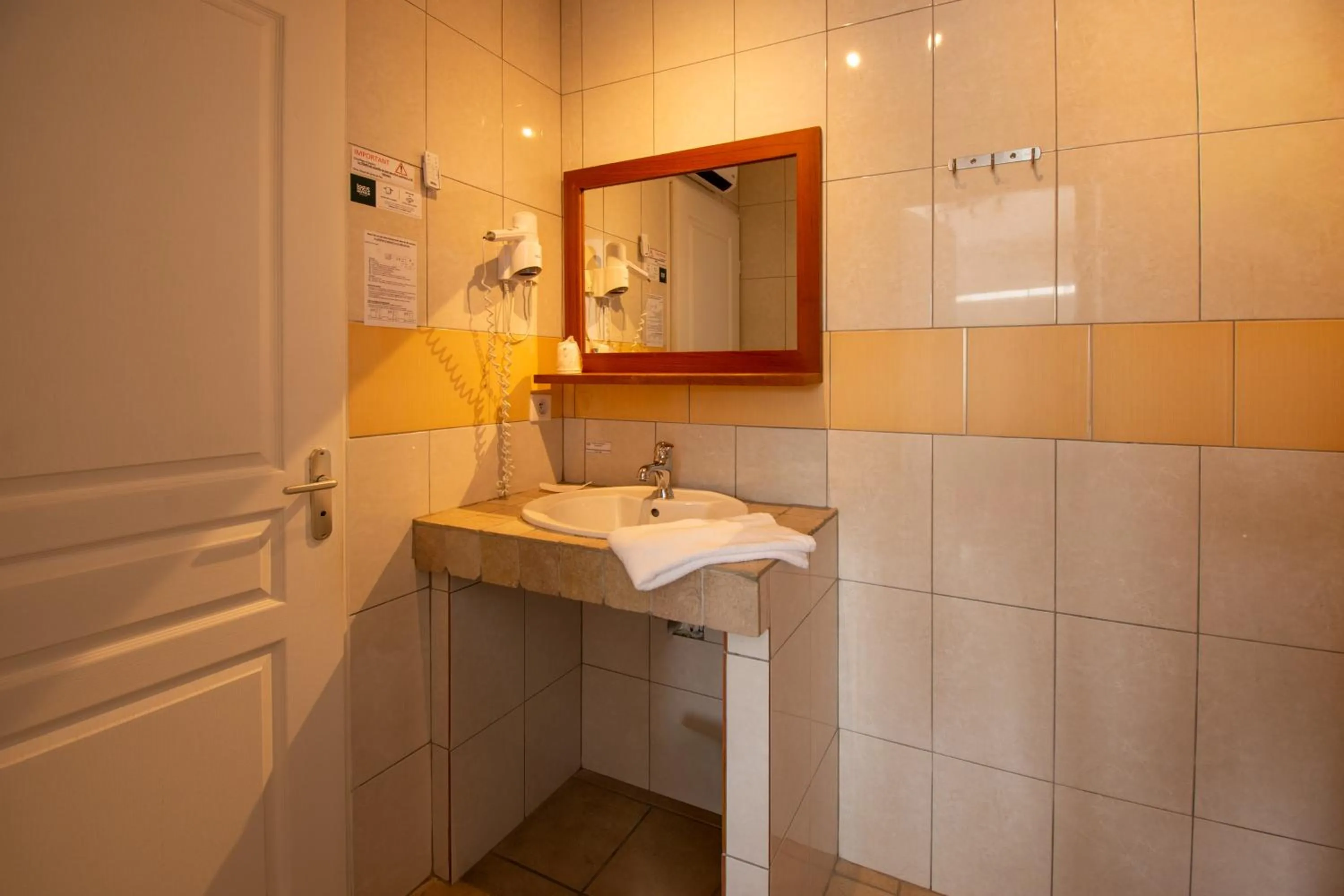 Shower in Logis hôtel restaurant Le clos saint loup