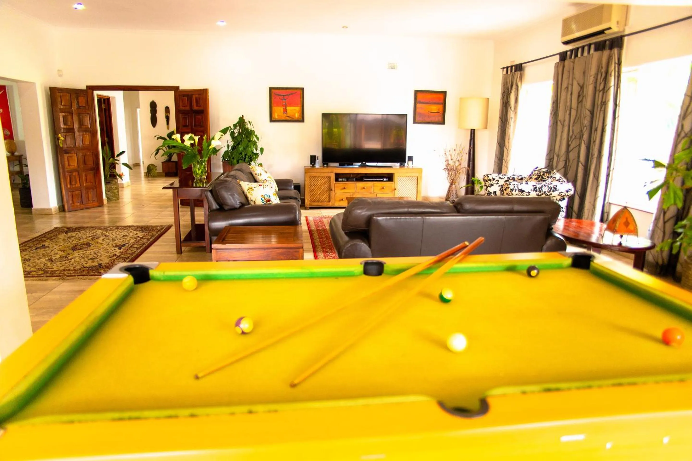 Communal lounge/ TV room in Burley House by Ulendo