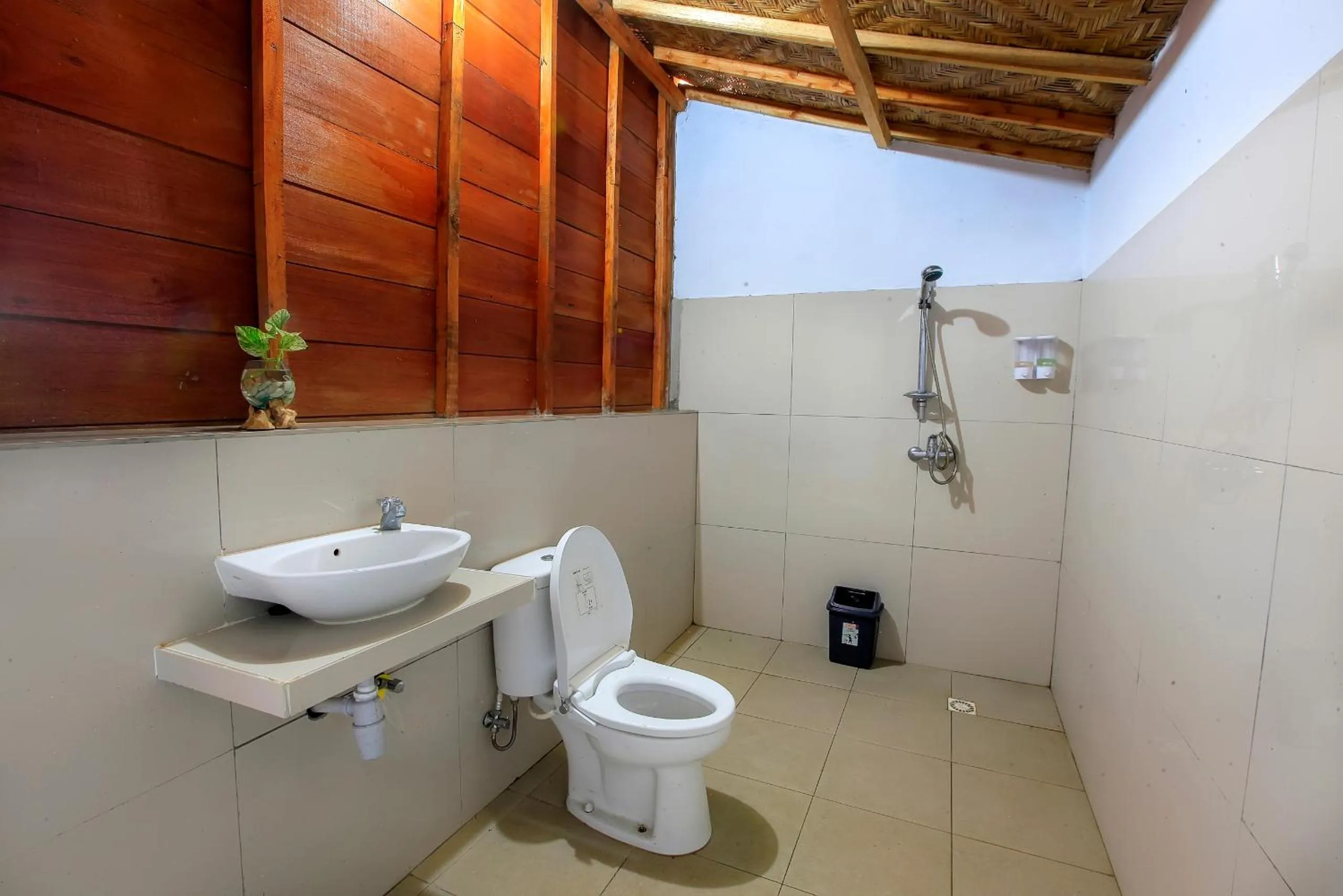 Shower in THE DARA HILL