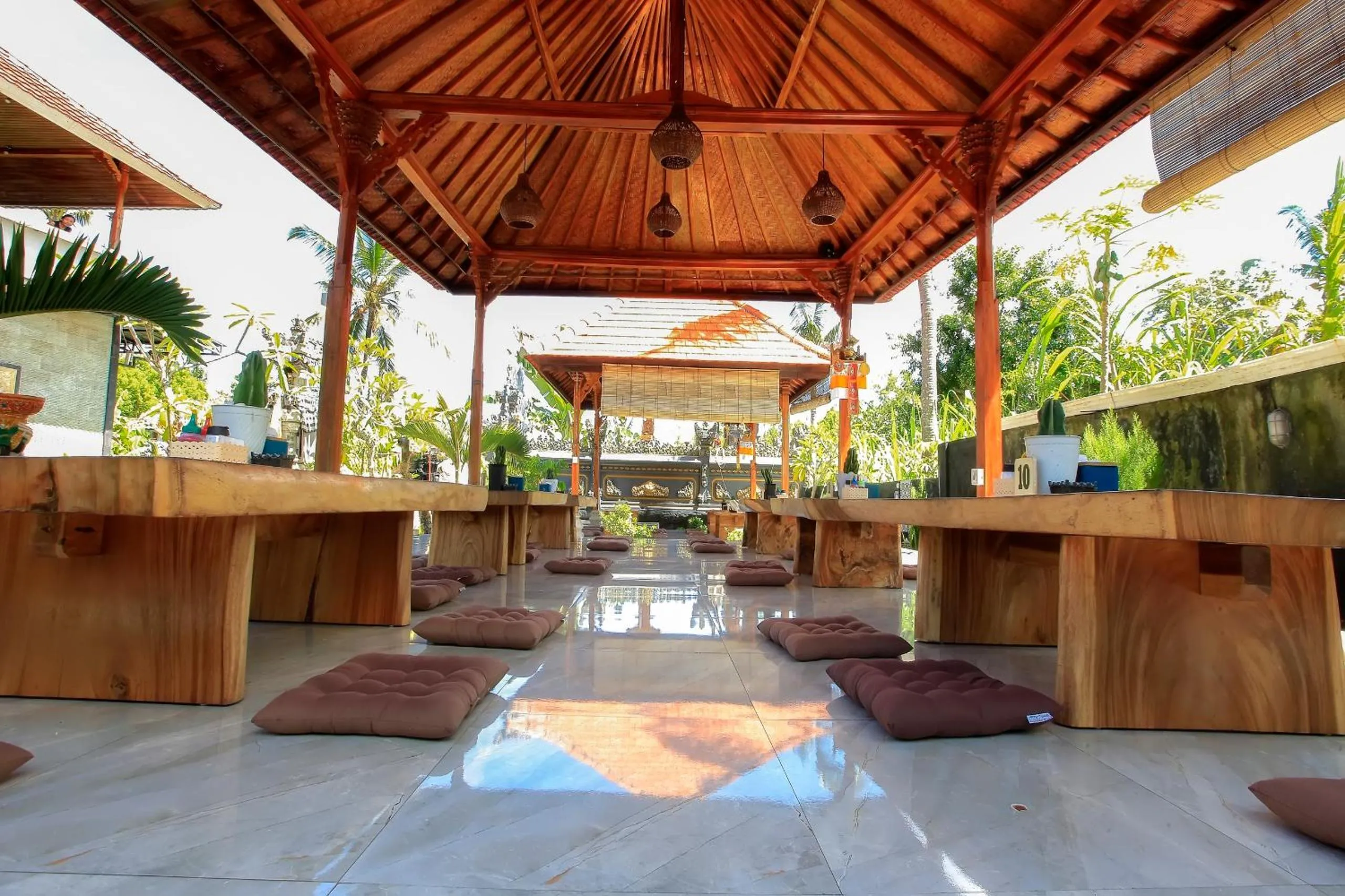 Restaurant/places to eat in THE DARA HILL