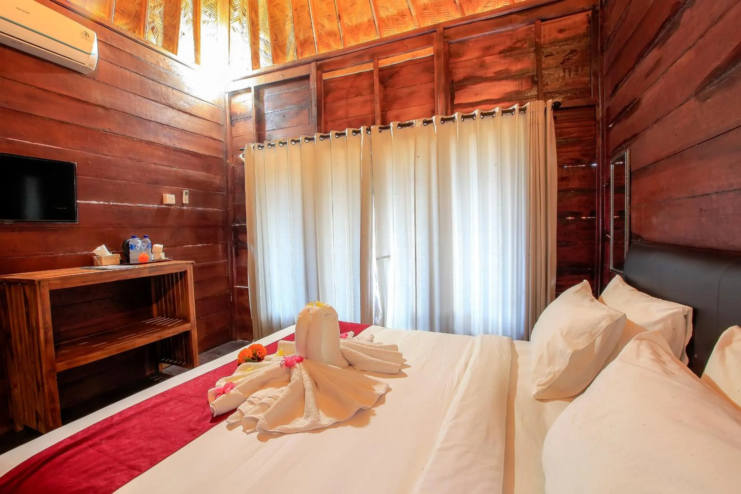 Photo of the whole room, Bed in THE DARA HILL