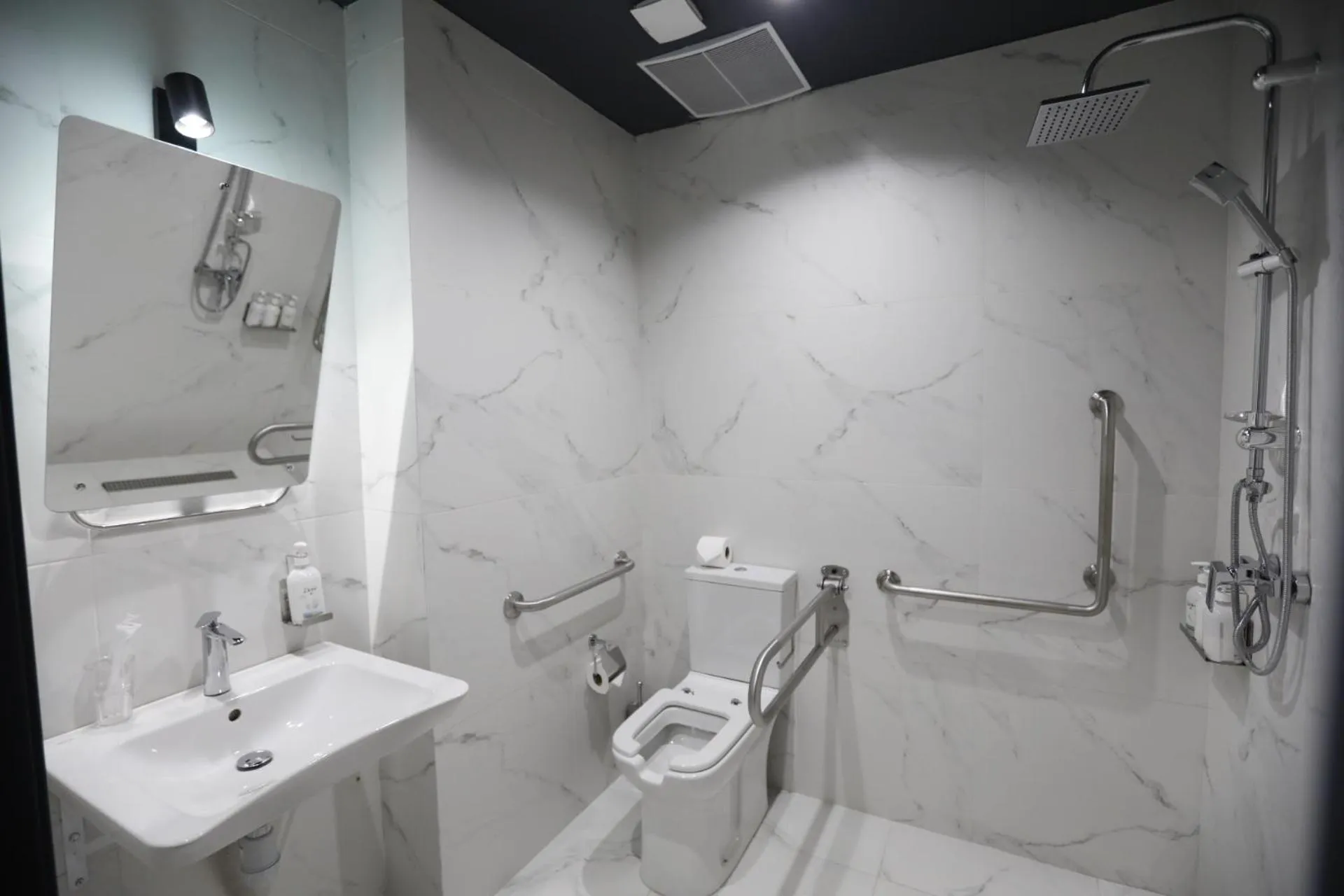 Shower in Graf Hotel