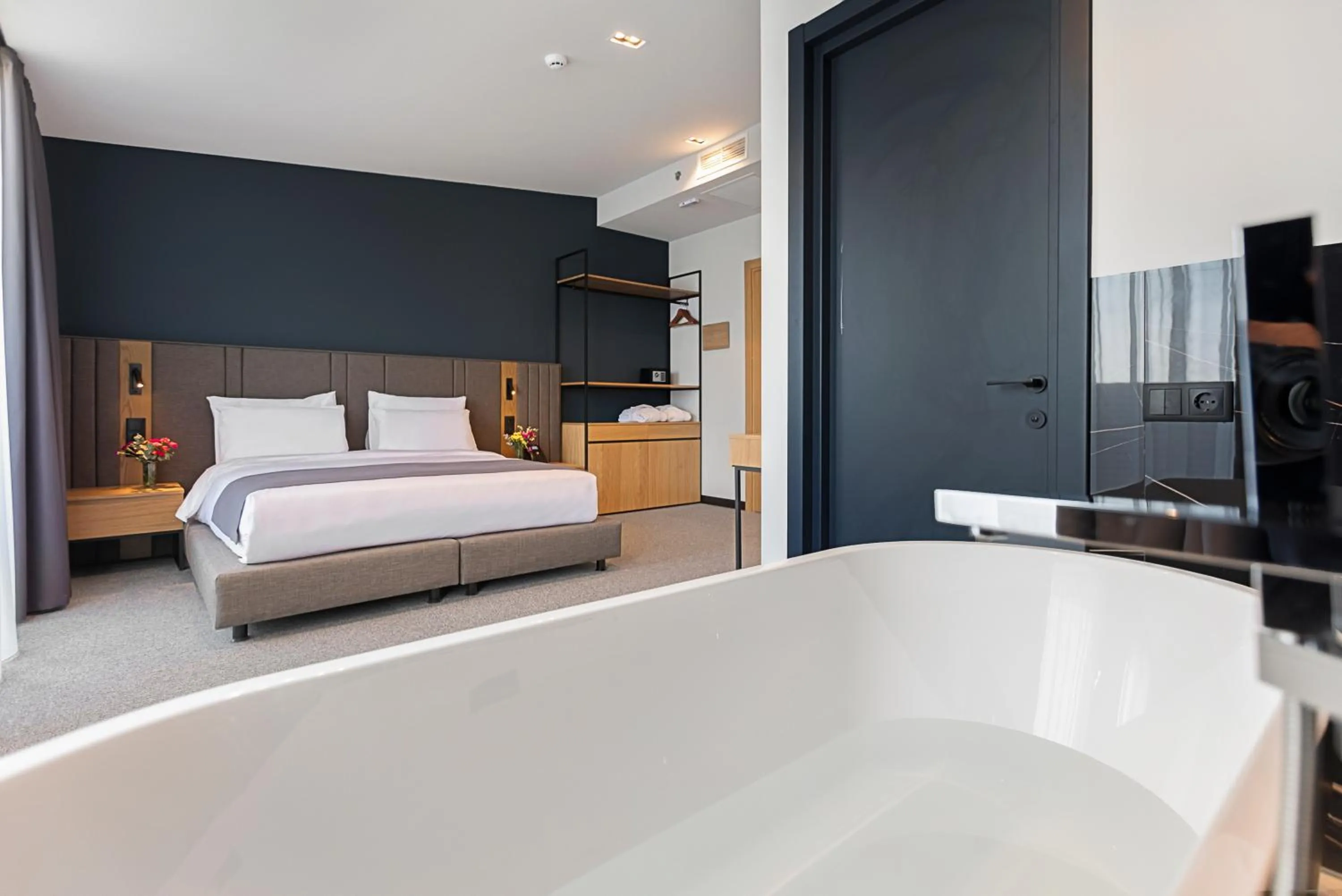 Bath, Bed in Graf Hotel