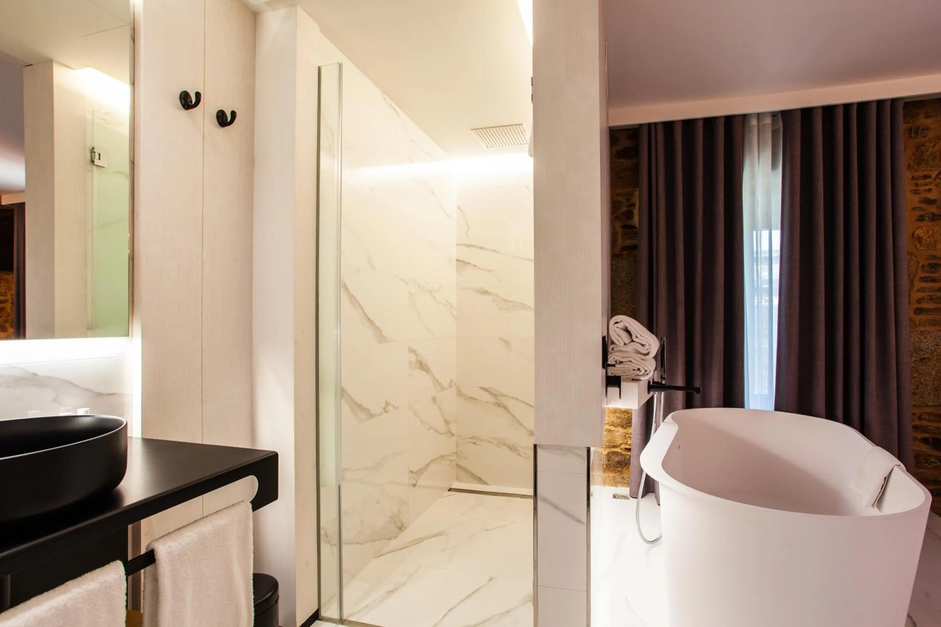 Shower, Bed in Hotel Plaza Obradoiro by Bossh! Hotels