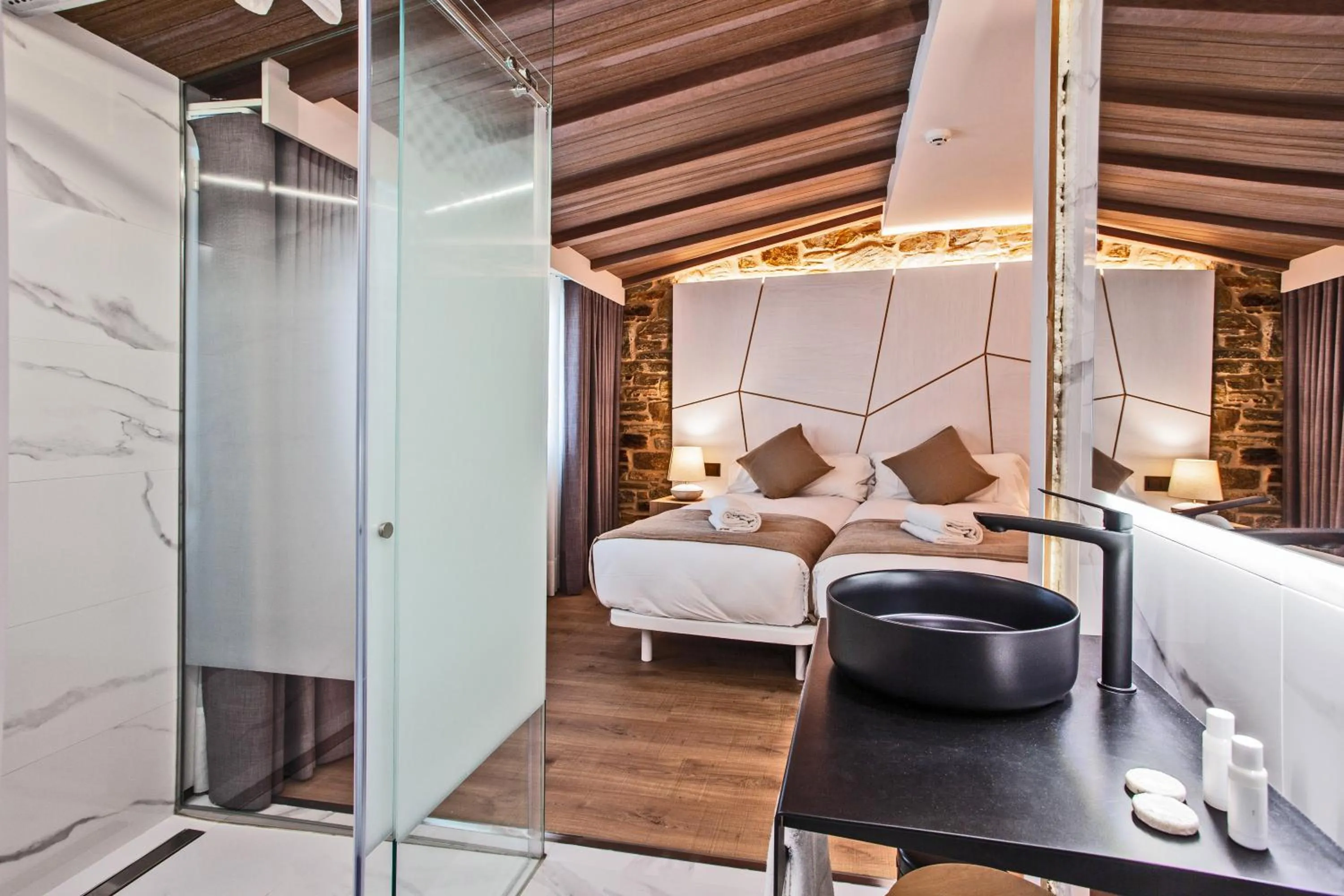 Bathroom, Bed in Hotel Plaza Obradoiro by Bossh! Hotels