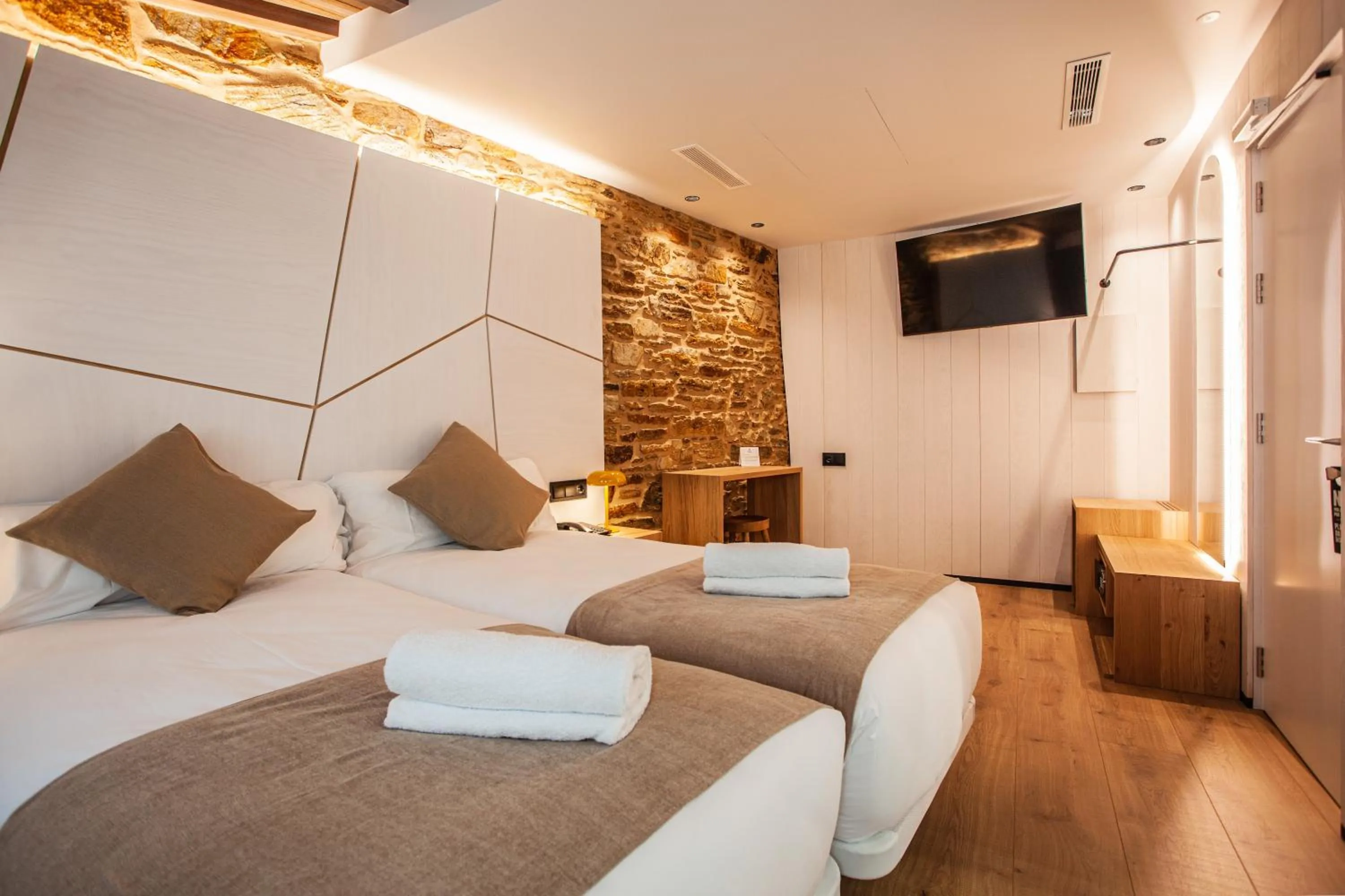 Photo of the whole room, Bed in Hotel Plaza Obradoiro by Bossh! Hotels