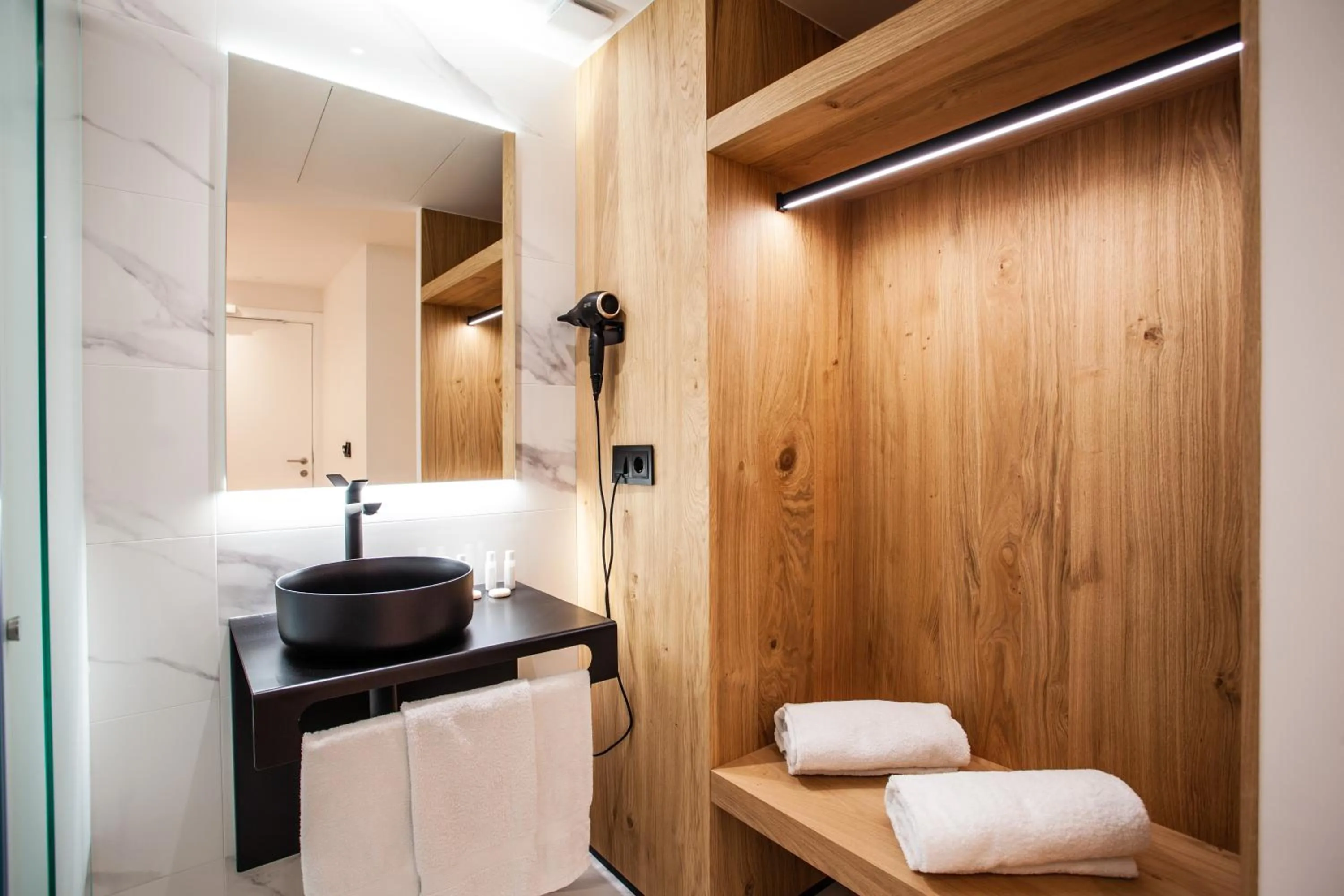 Bathroom, Bed in Hotel Plaza Obradoiro by Bossh! Hotels