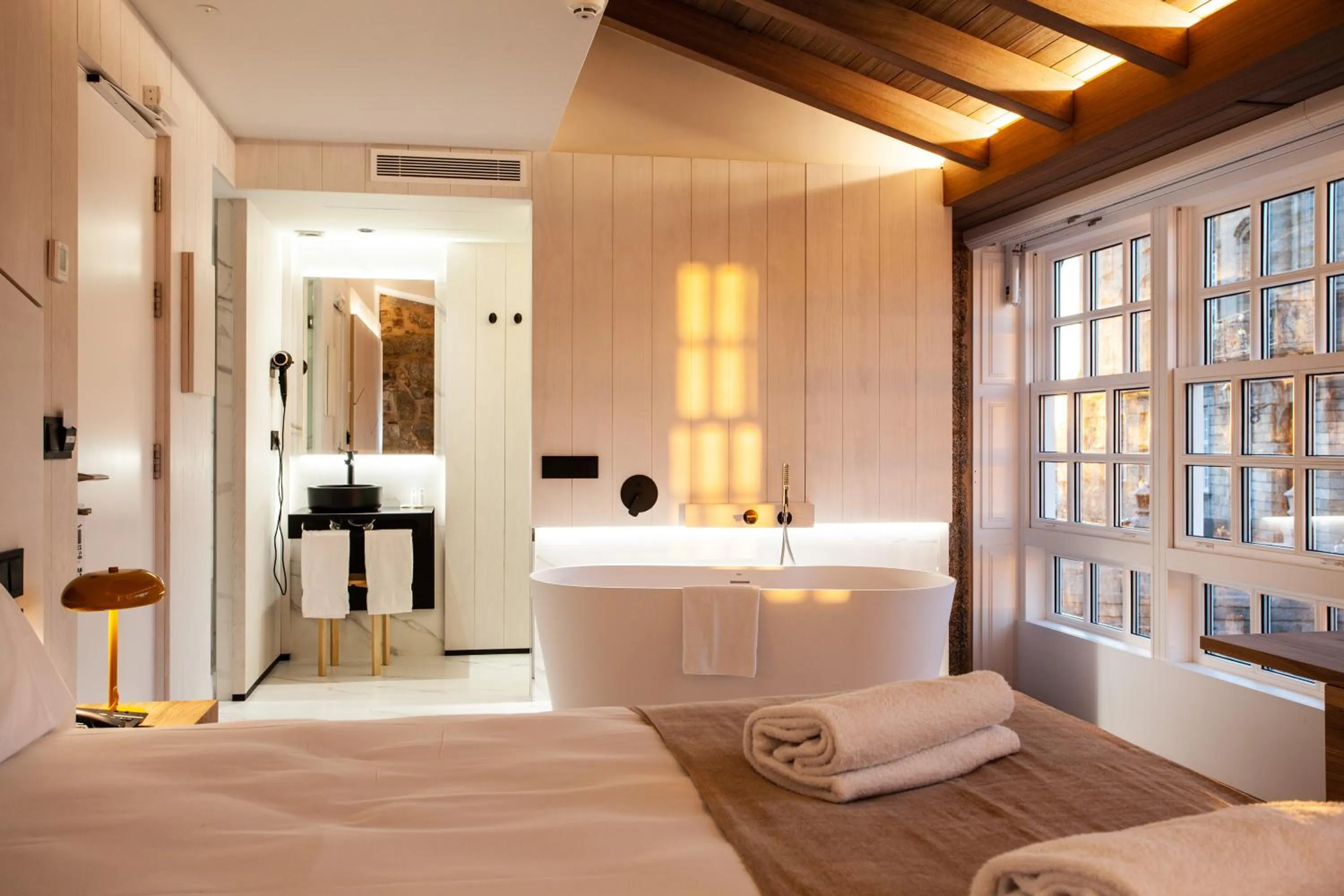 Bathroom, Bed in Hotel Plaza Obradoiro by Bossh! Hotels