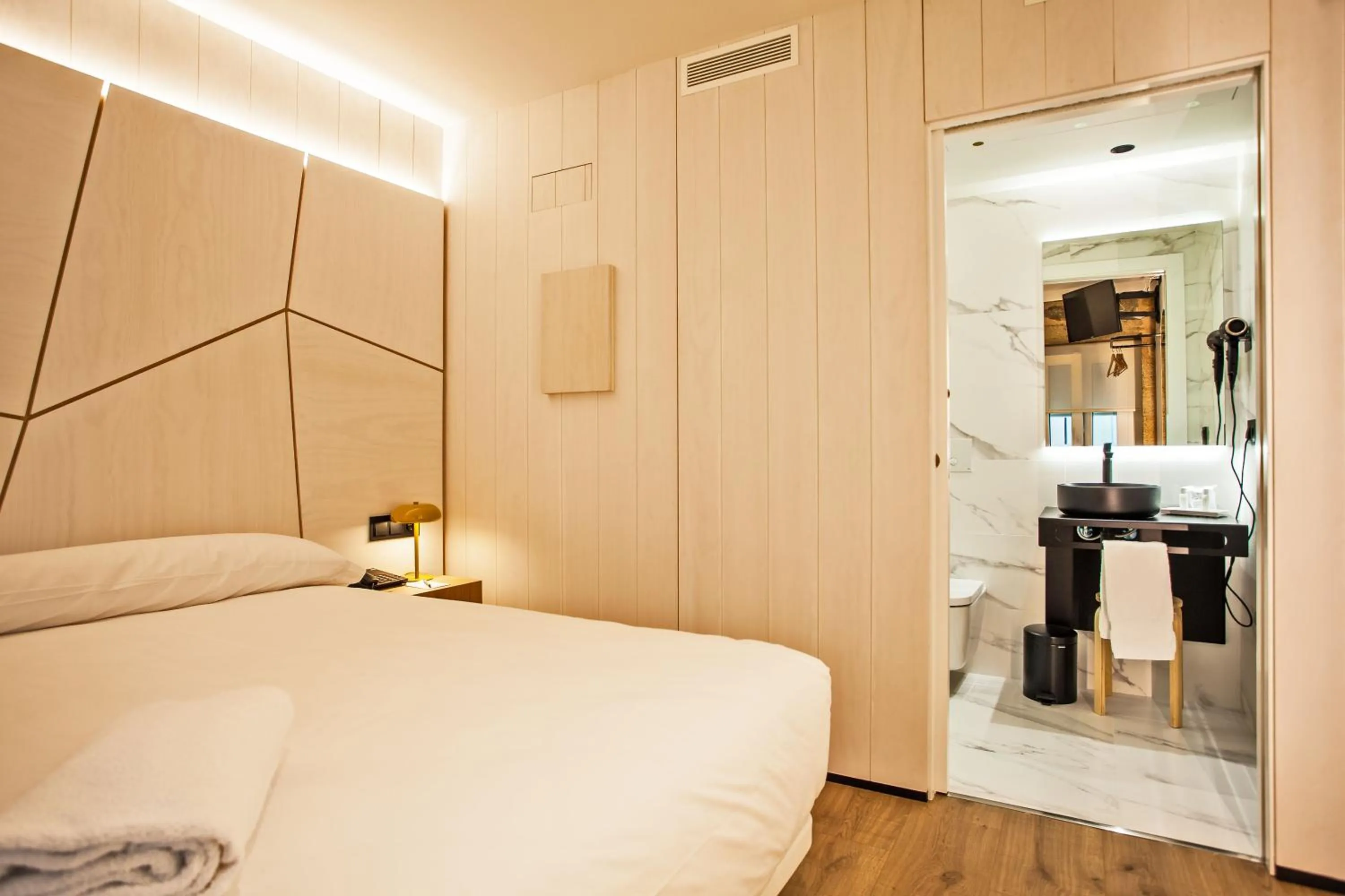 Toilet, Bed in Hotel Plaza Obradoiro by Bossh! Hotels