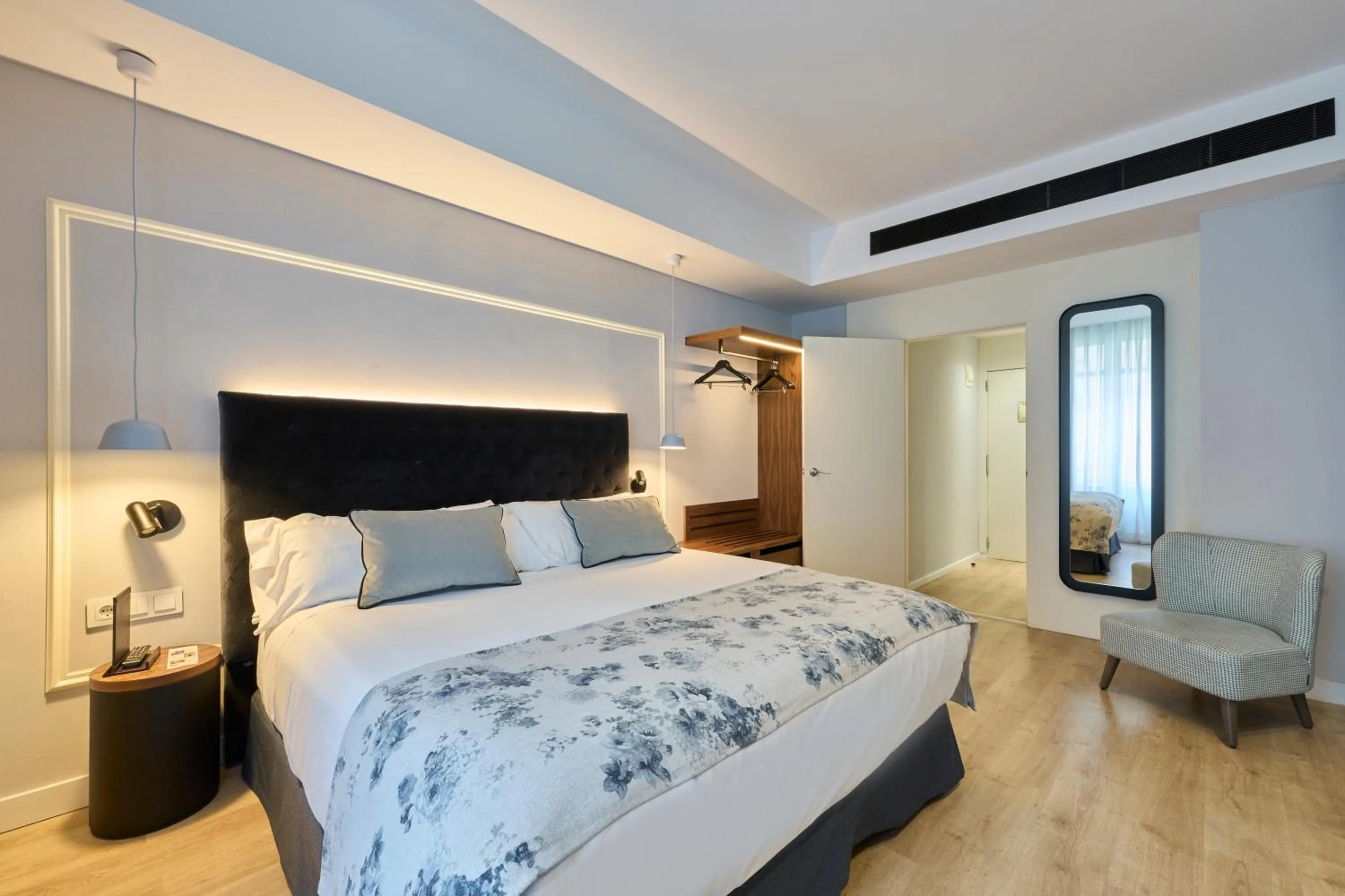 Photo of the whole room, Bed in Catalonia El Pilar