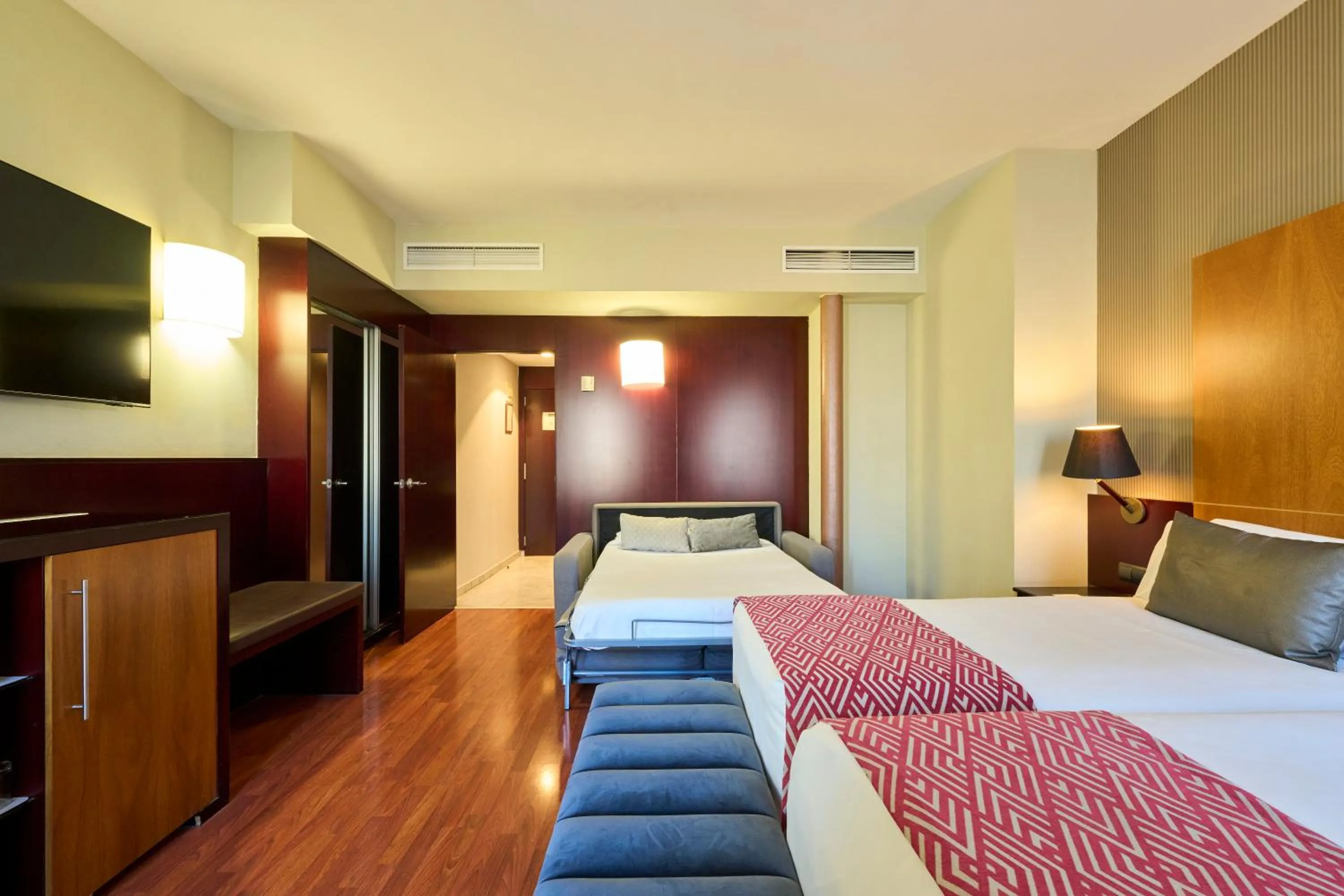 Photo of the whole room, Bed in Catalonia El Pilar