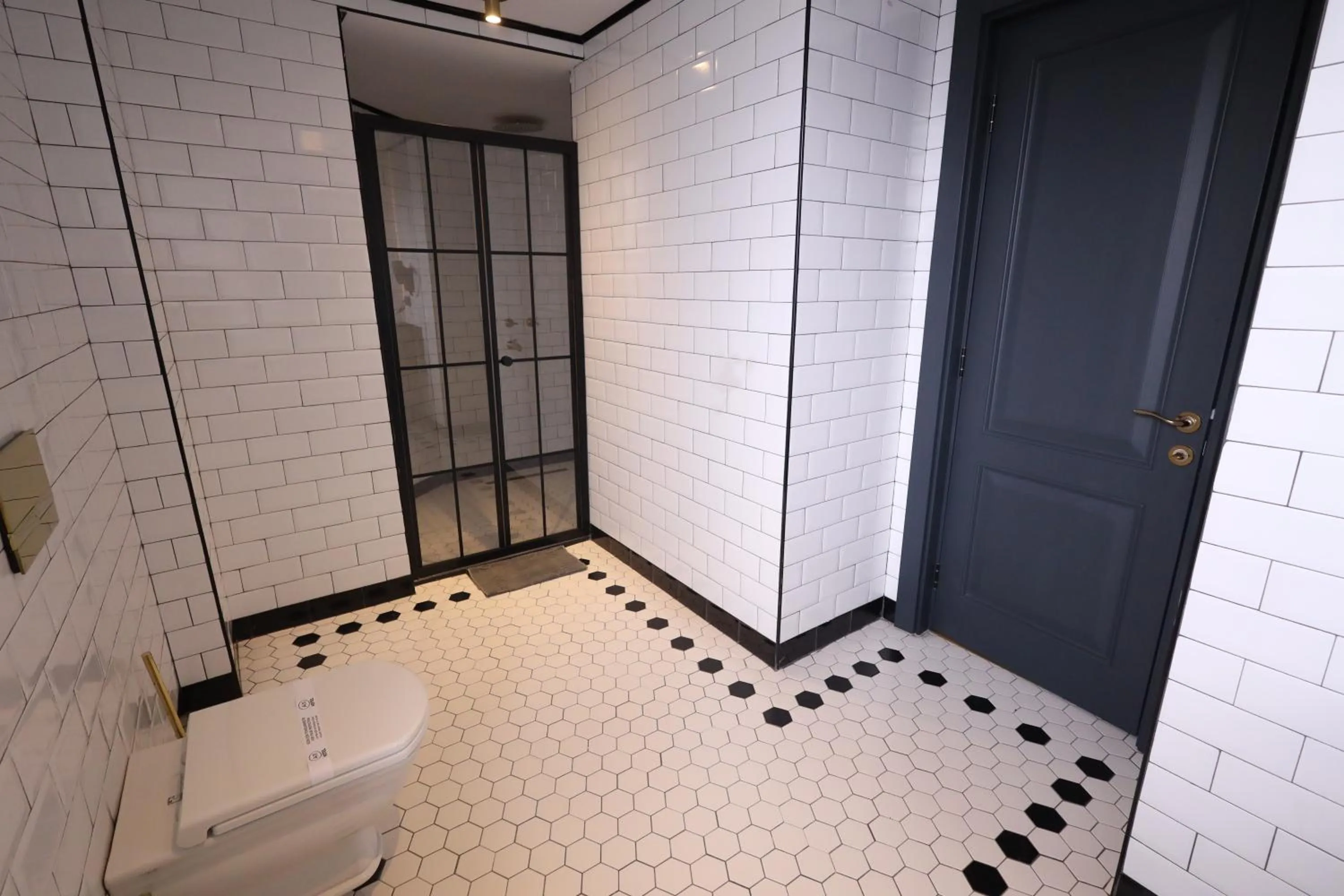 Shower in A11 HOTEL BOSPHORUS