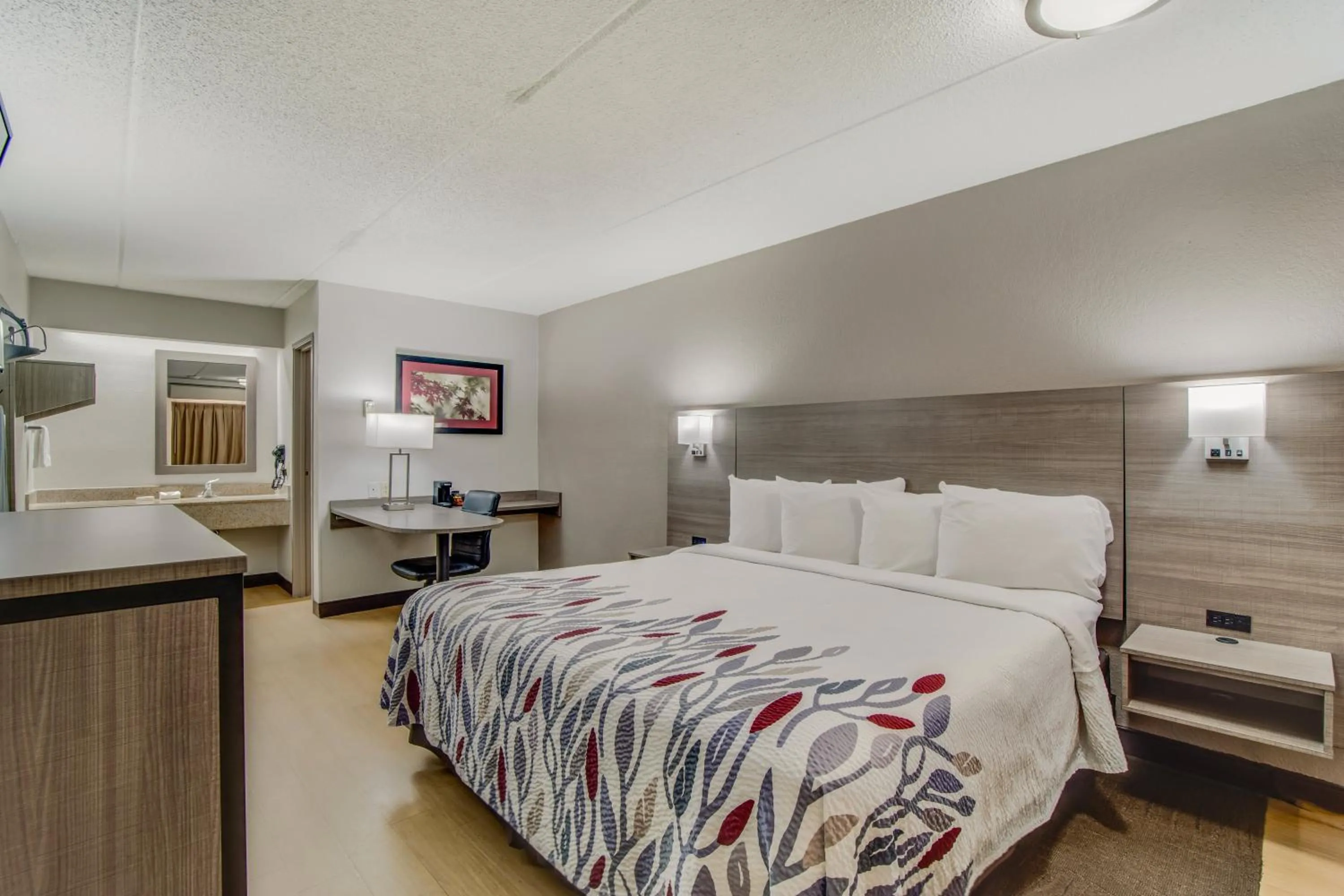 Bedroom, Bed in Red Roof Inn Columbia East - Ft Jackson