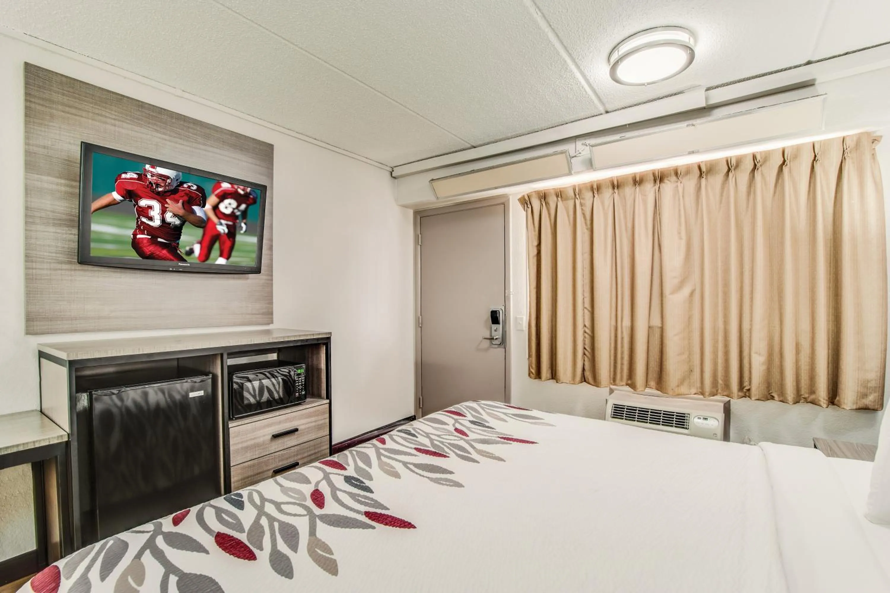 Bedroom, Bed in Red Roof Inn Columbia East - Ft Jackson