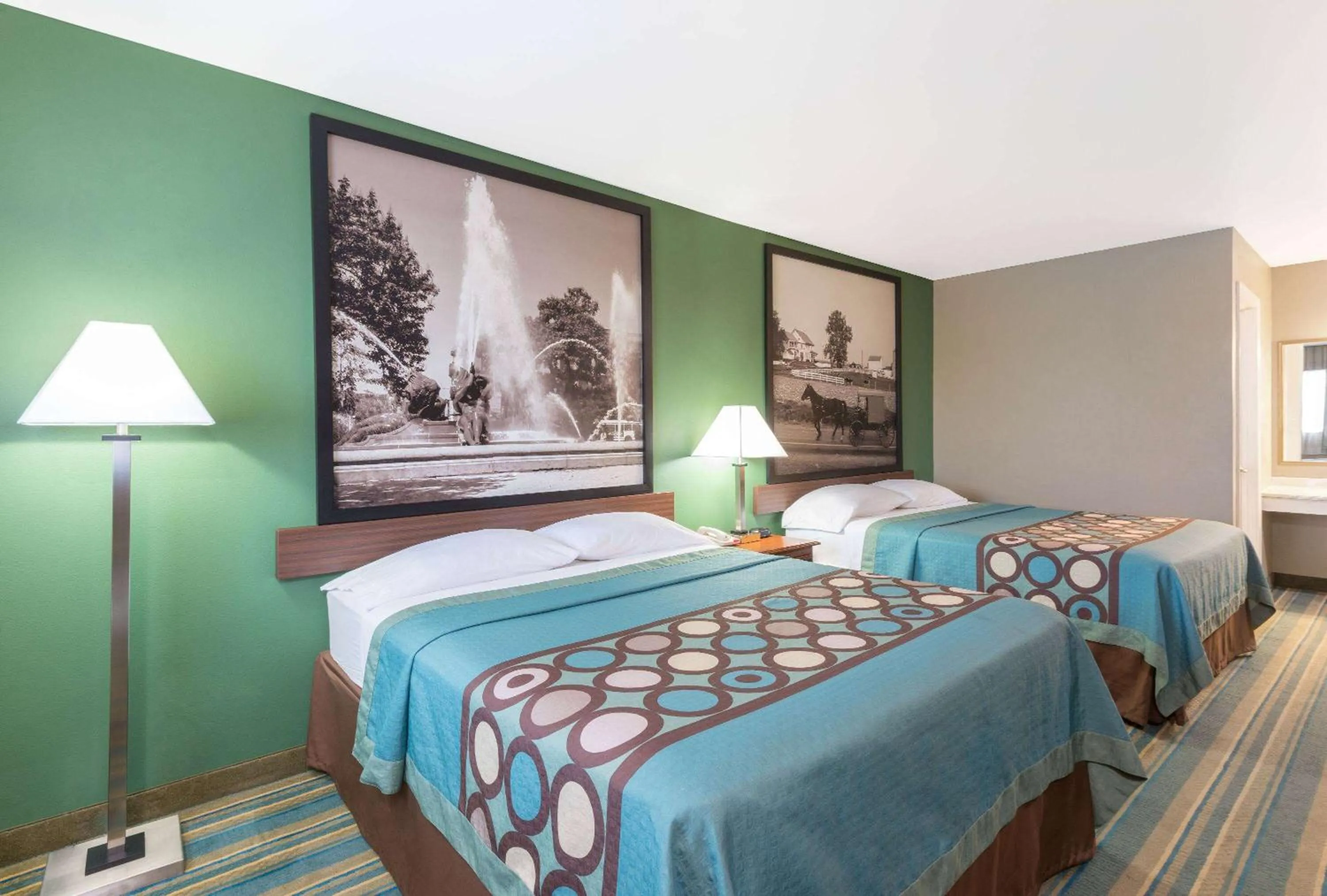 Photo of the whole room, Bed in Super 8 by Wyndham Greencastle