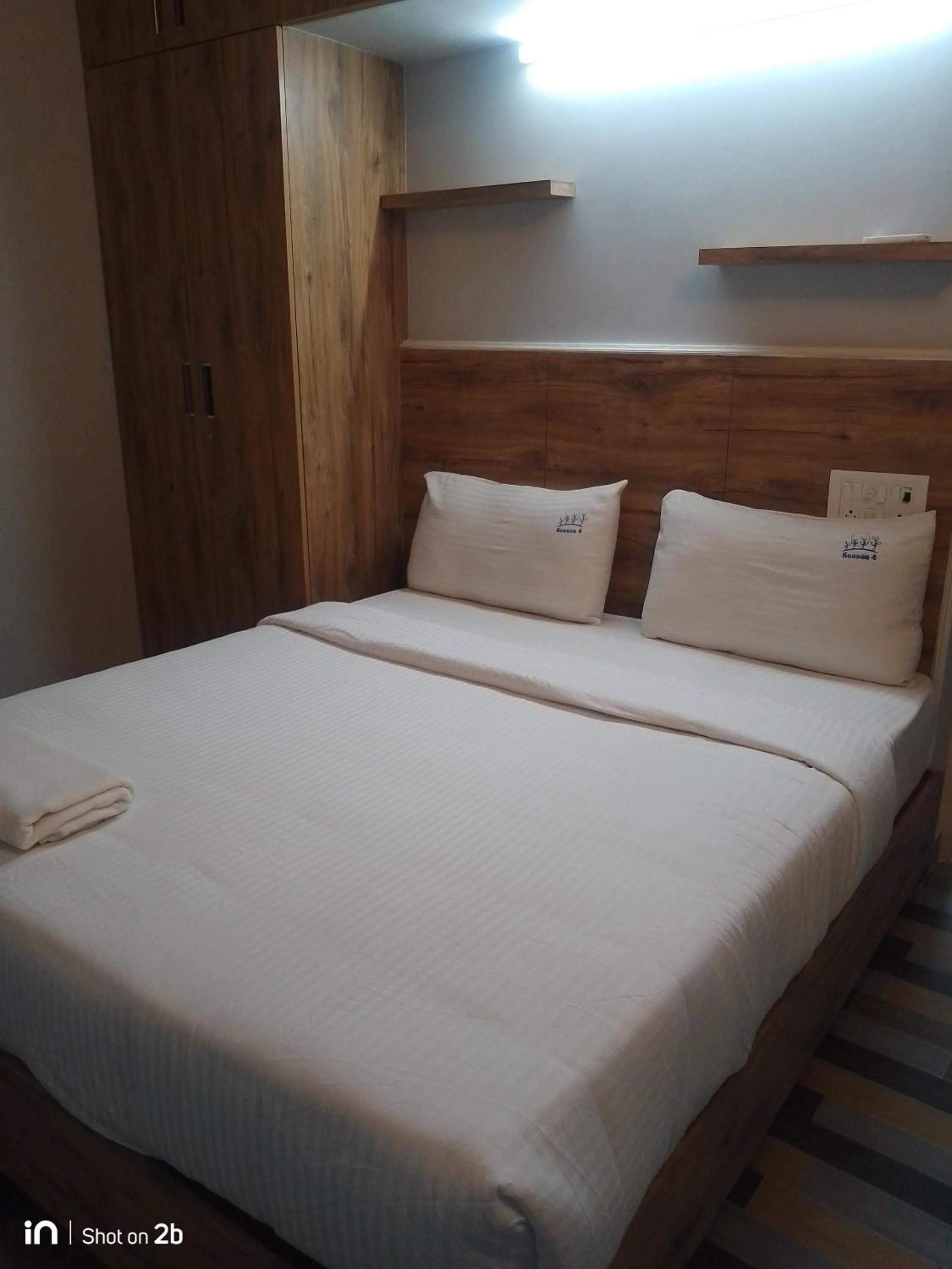 Property building, Bed in Season 4 Residences - 1BHK furnished apartments (near Apollo Proton, Tidal park)