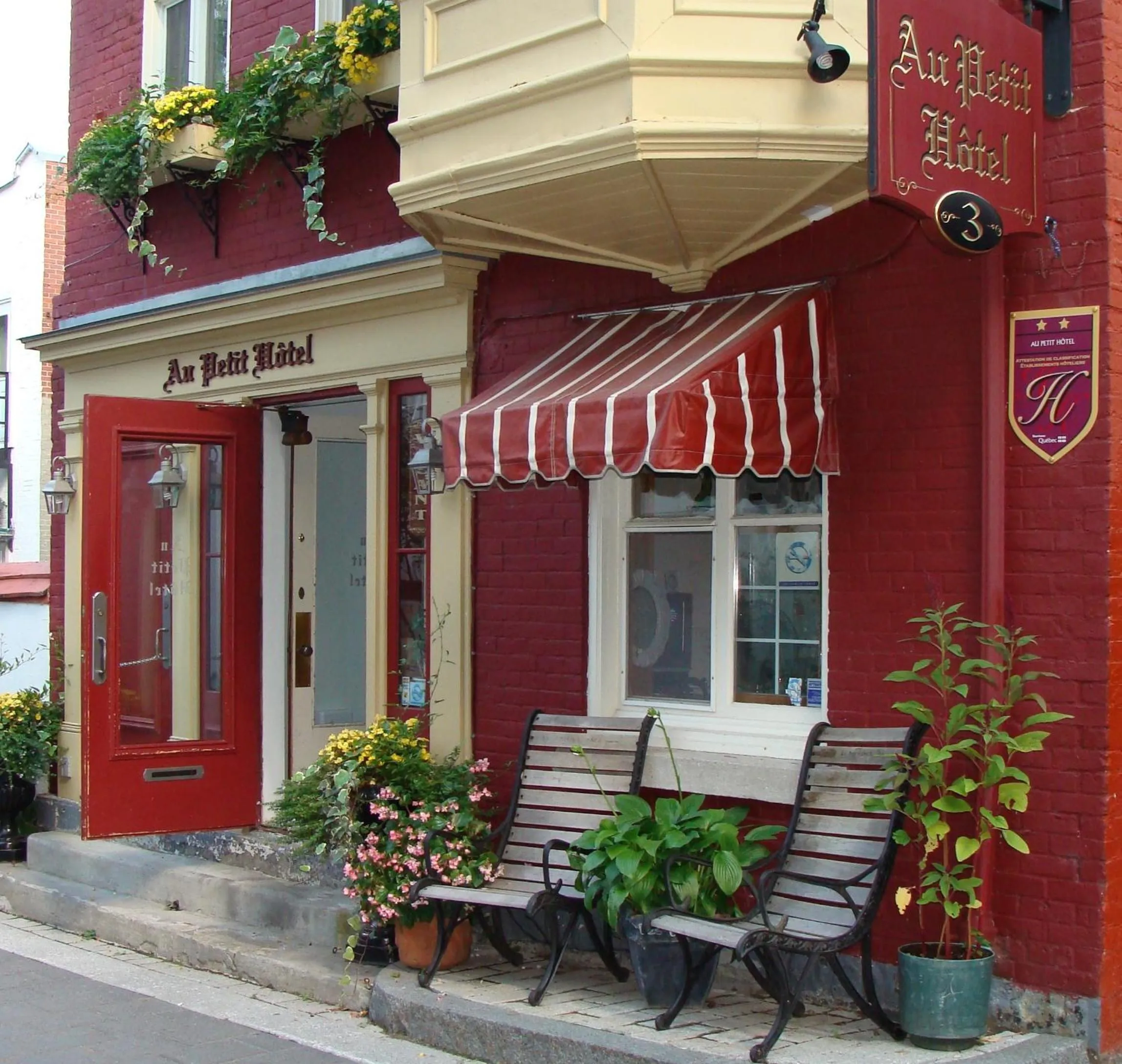 Facade/entrance in Au Petit Hôtel