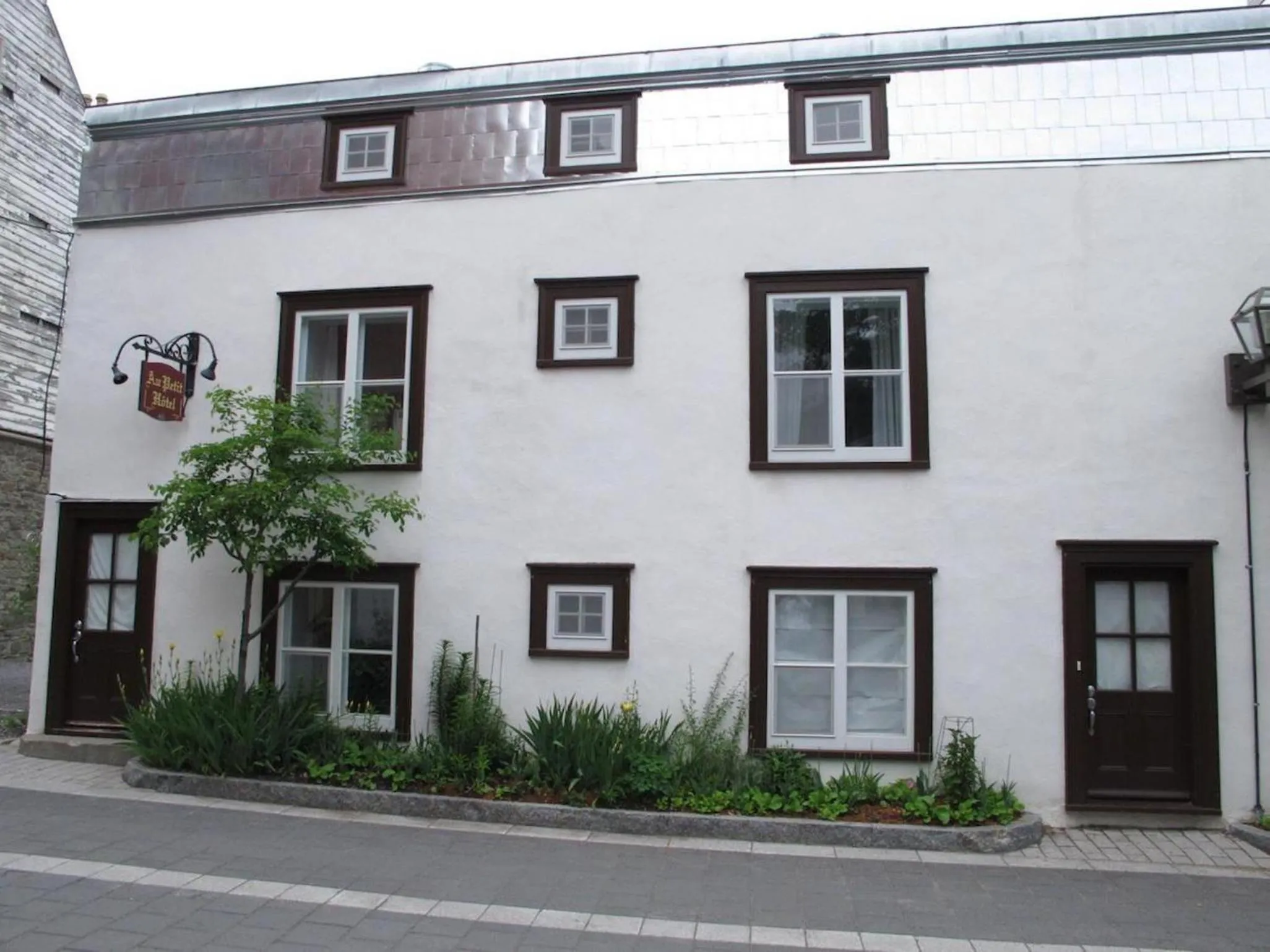 Facade/entrance in Au Petit Hôtel