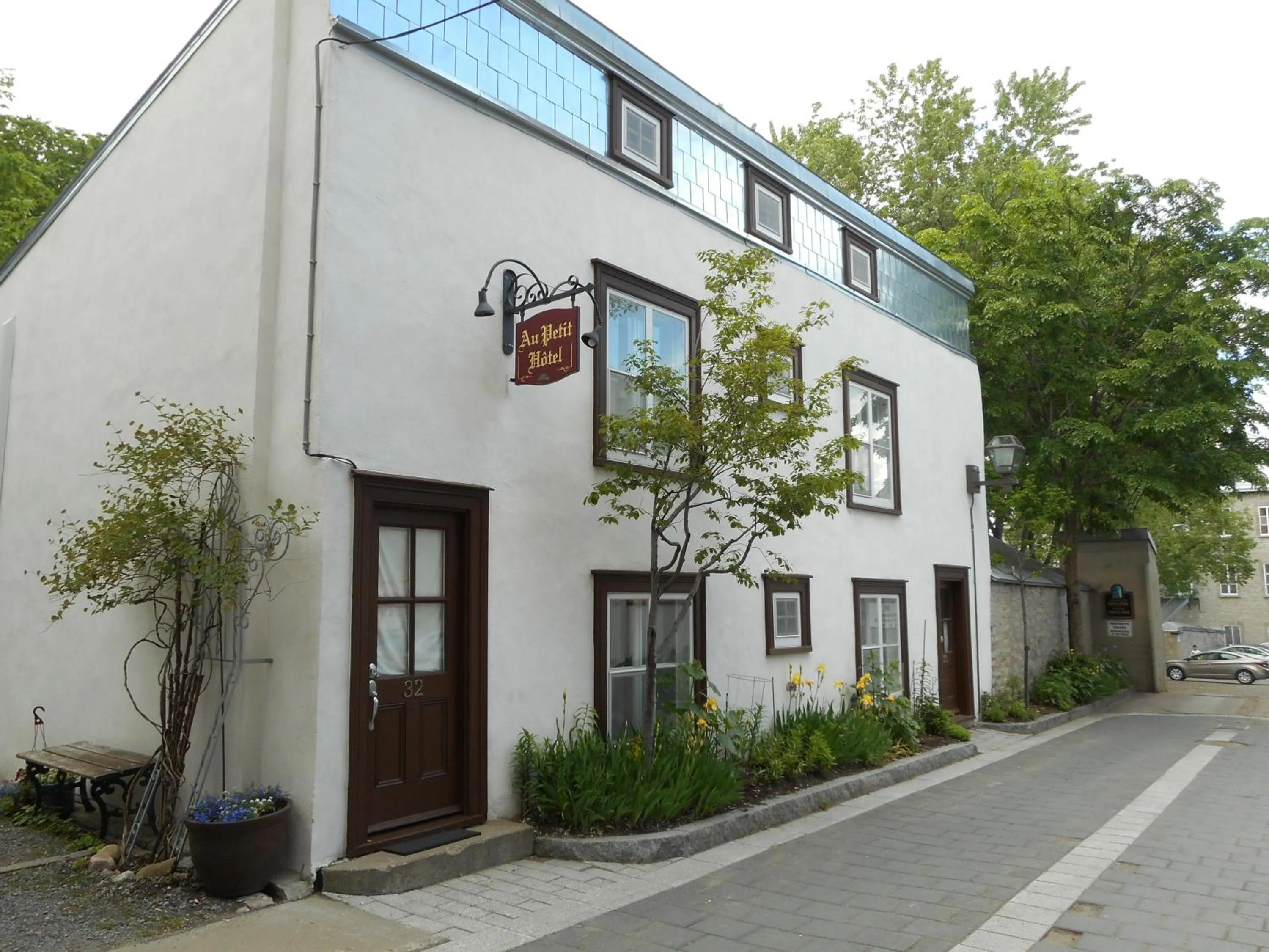 Property building in Au Petit Hôtel