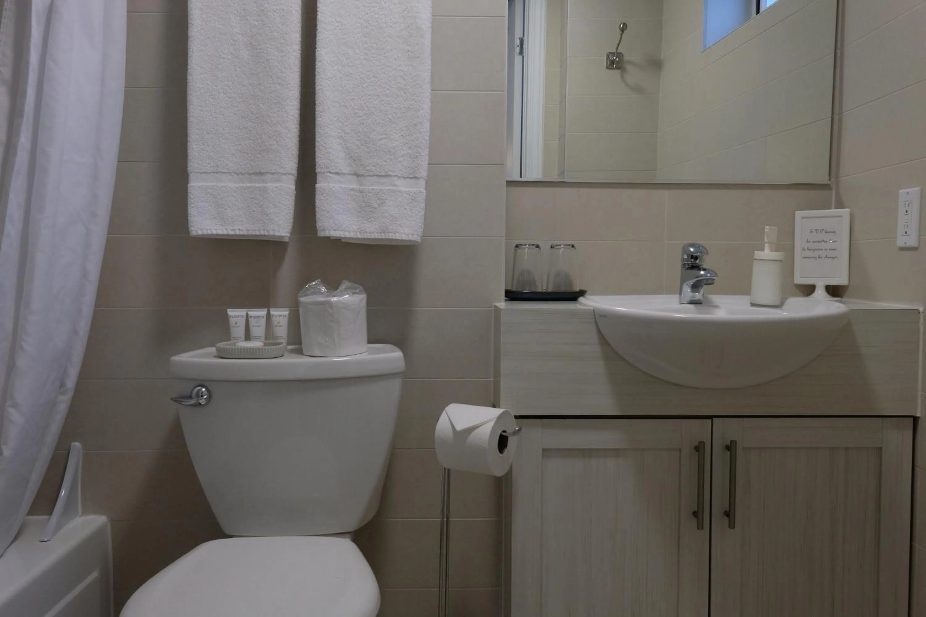 Bathroom in Au Petit Hôtel