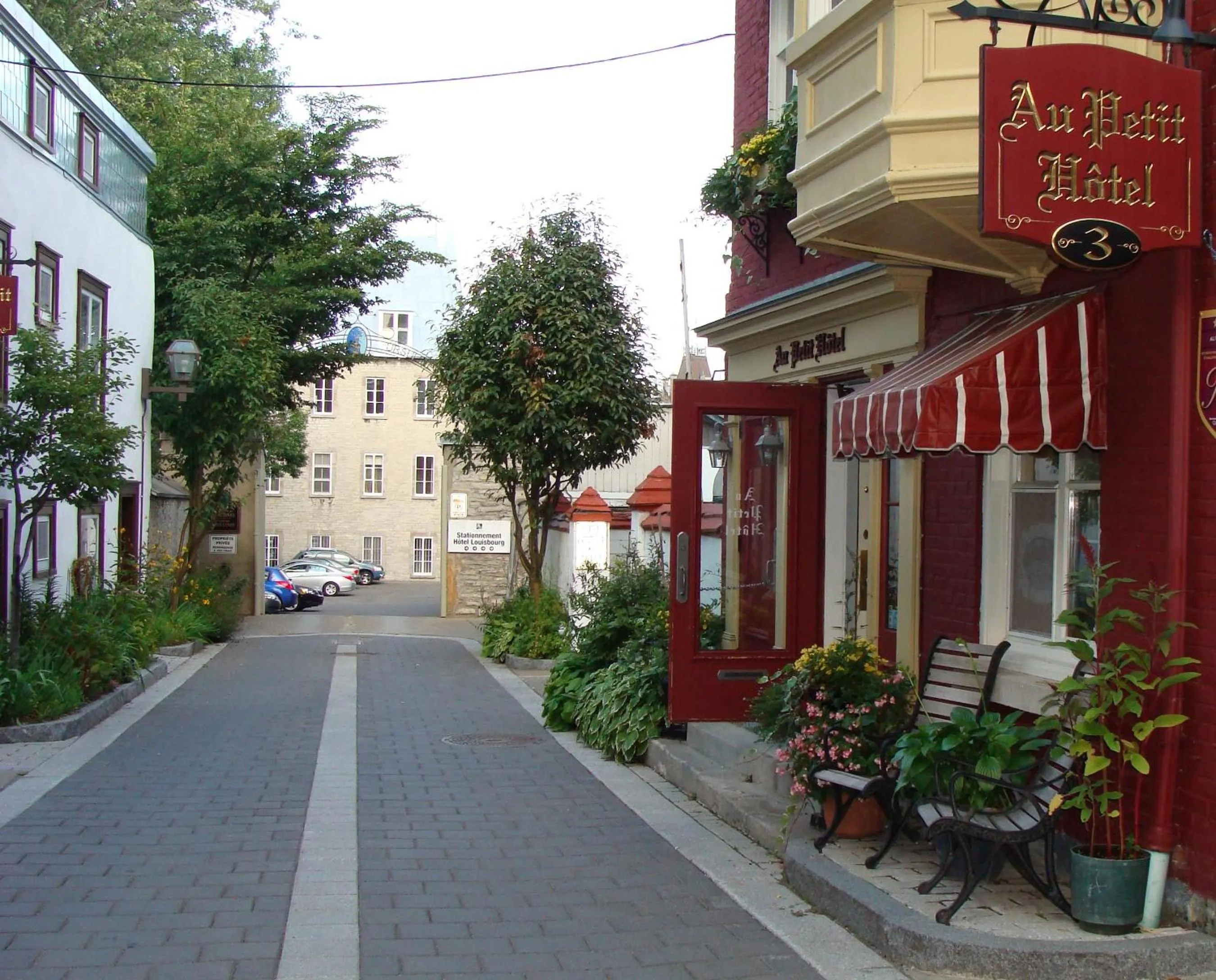 Facade/entrance in Au Petit Hôtel