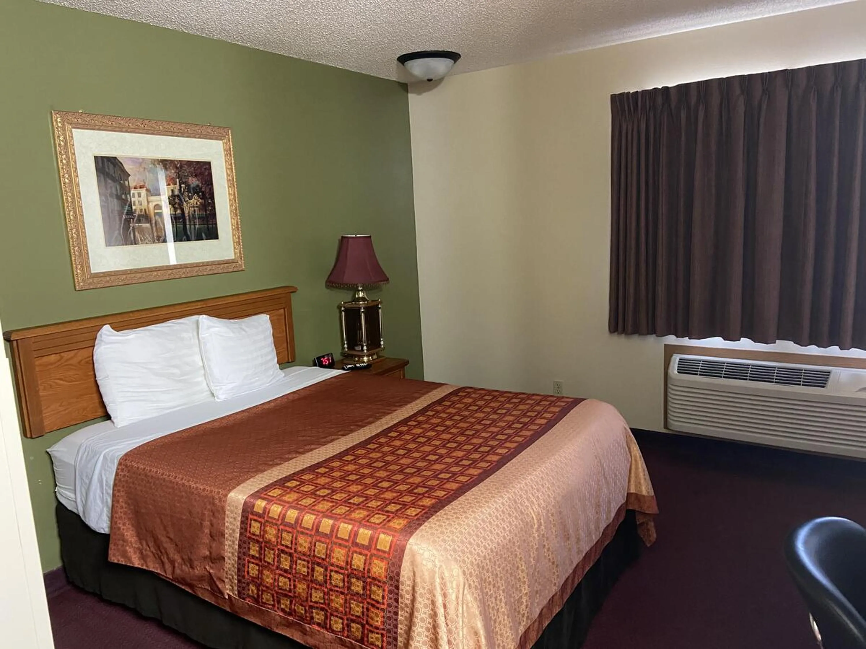 Bed in Heartland Hotel & Suites