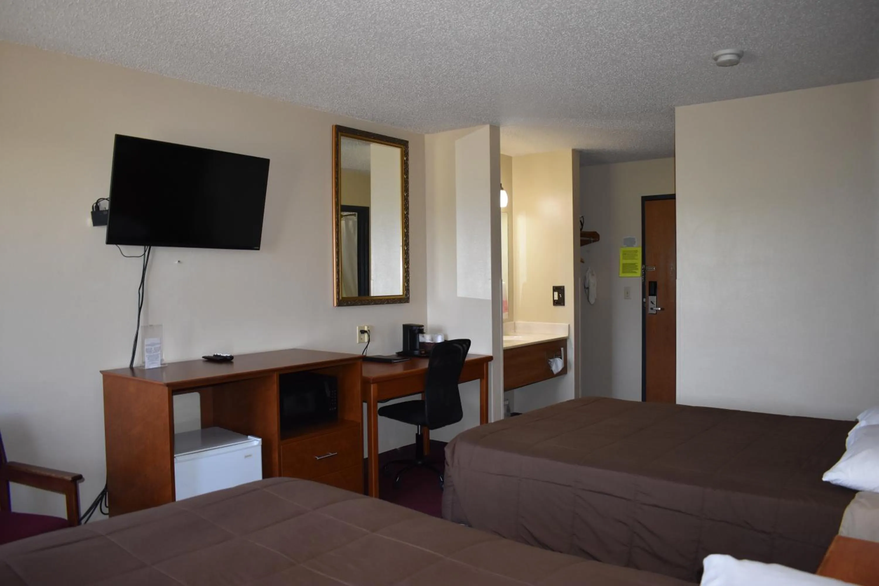 Bedroom, Bed in Heartland Hotel & Suites