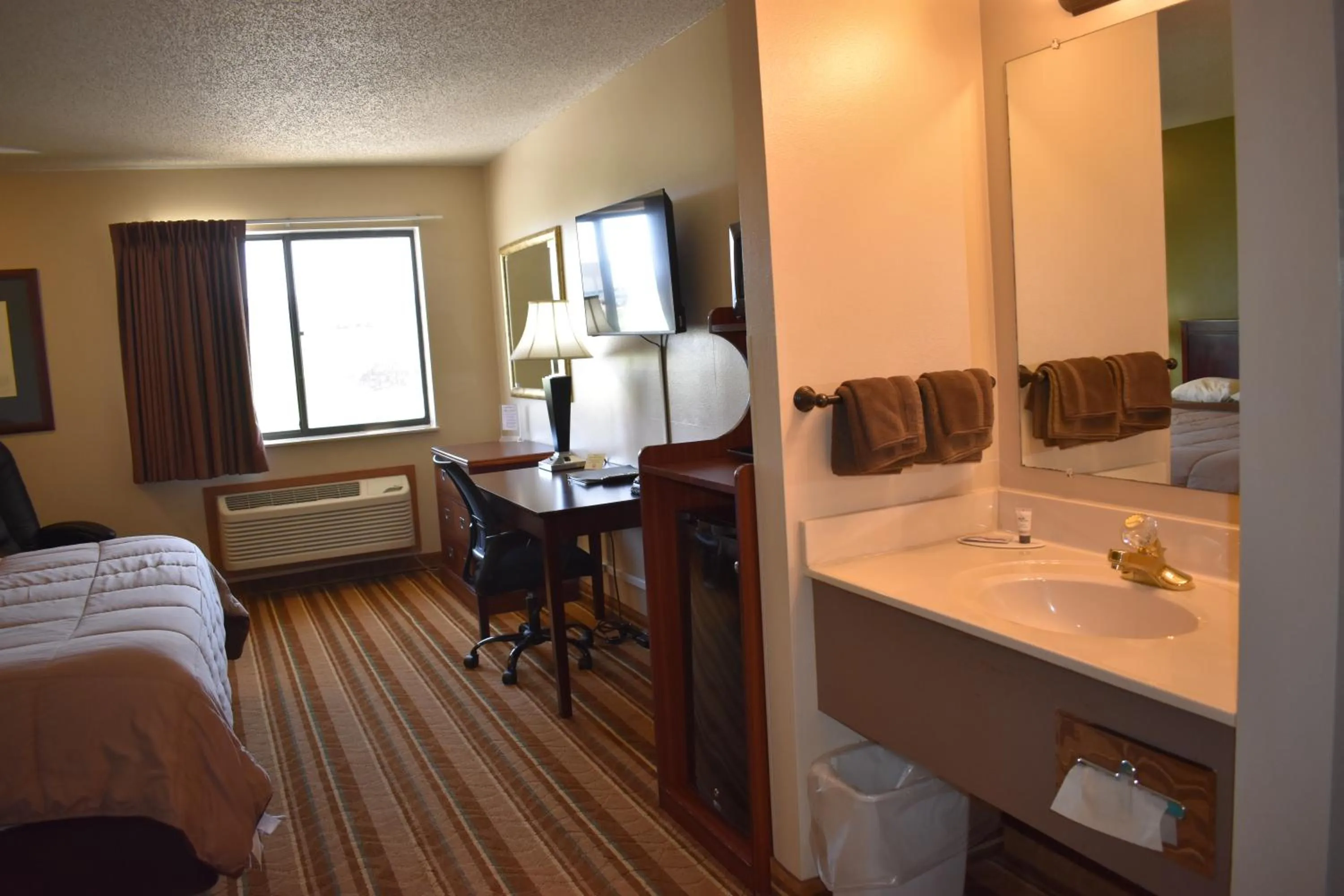 TV and multimedia, Bed in Heartland Hotel & Suites