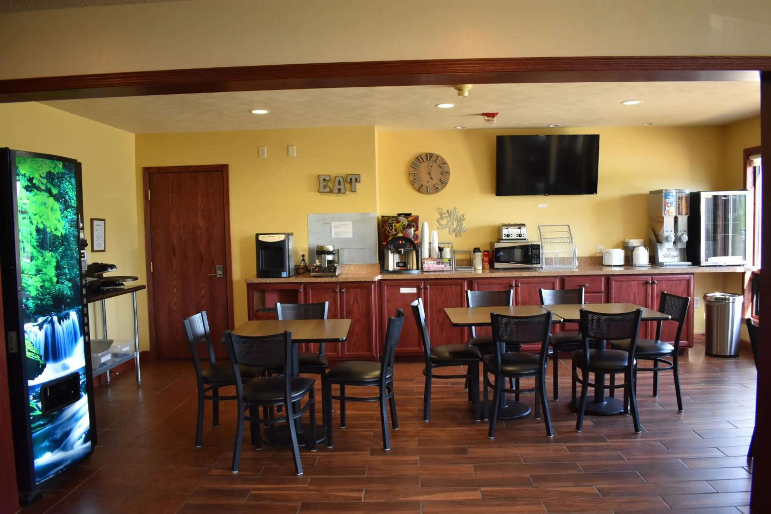 Coffee/tea facilities in Heartland Hotel & Suites