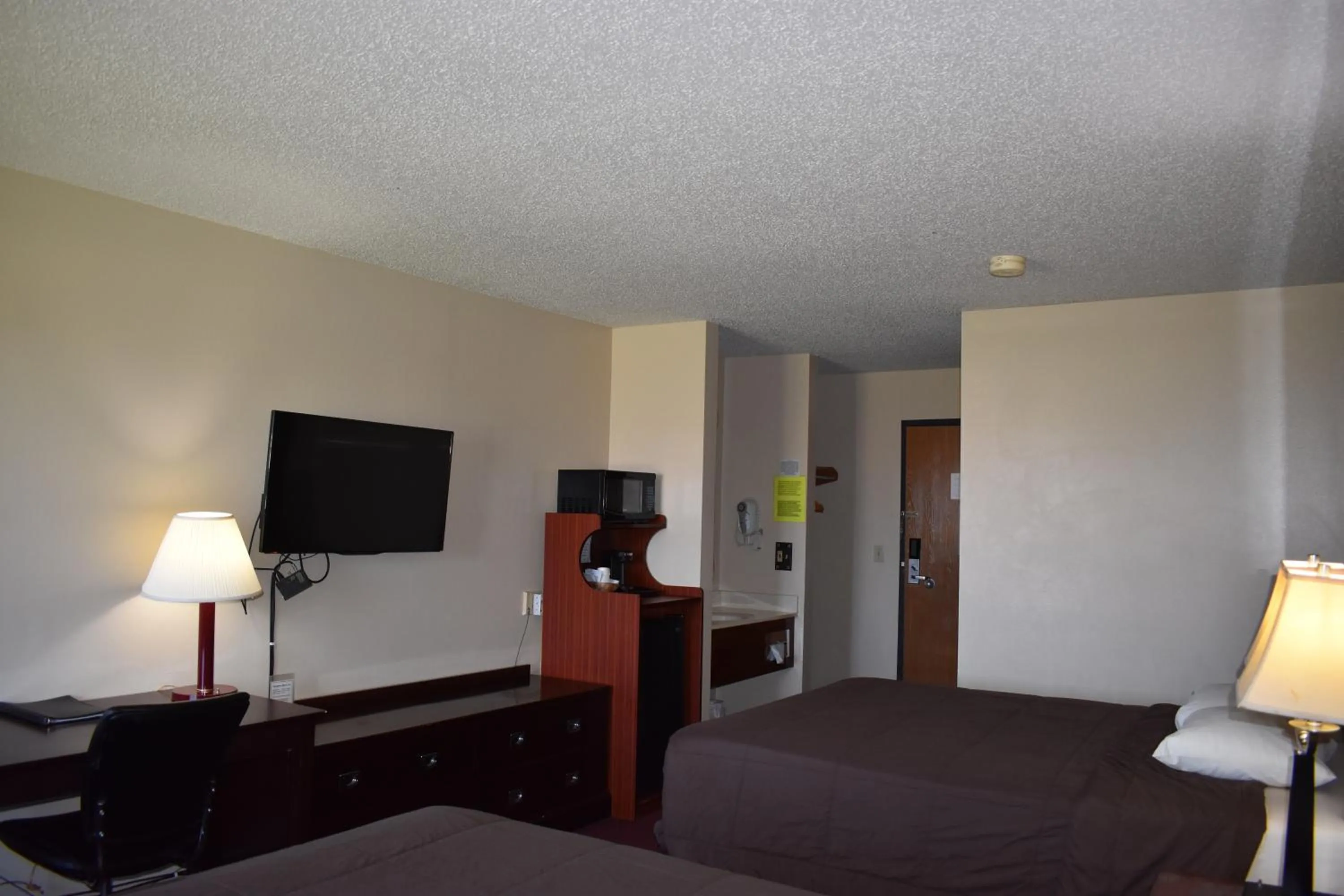 TV and multimedia, Bed in Heartland Hotel & Suites