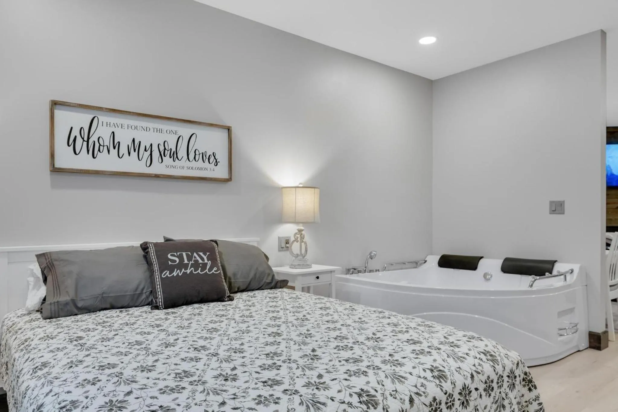 Hot Tub, Bed in Barnwood Suite - Main Street Lodge in Berlin