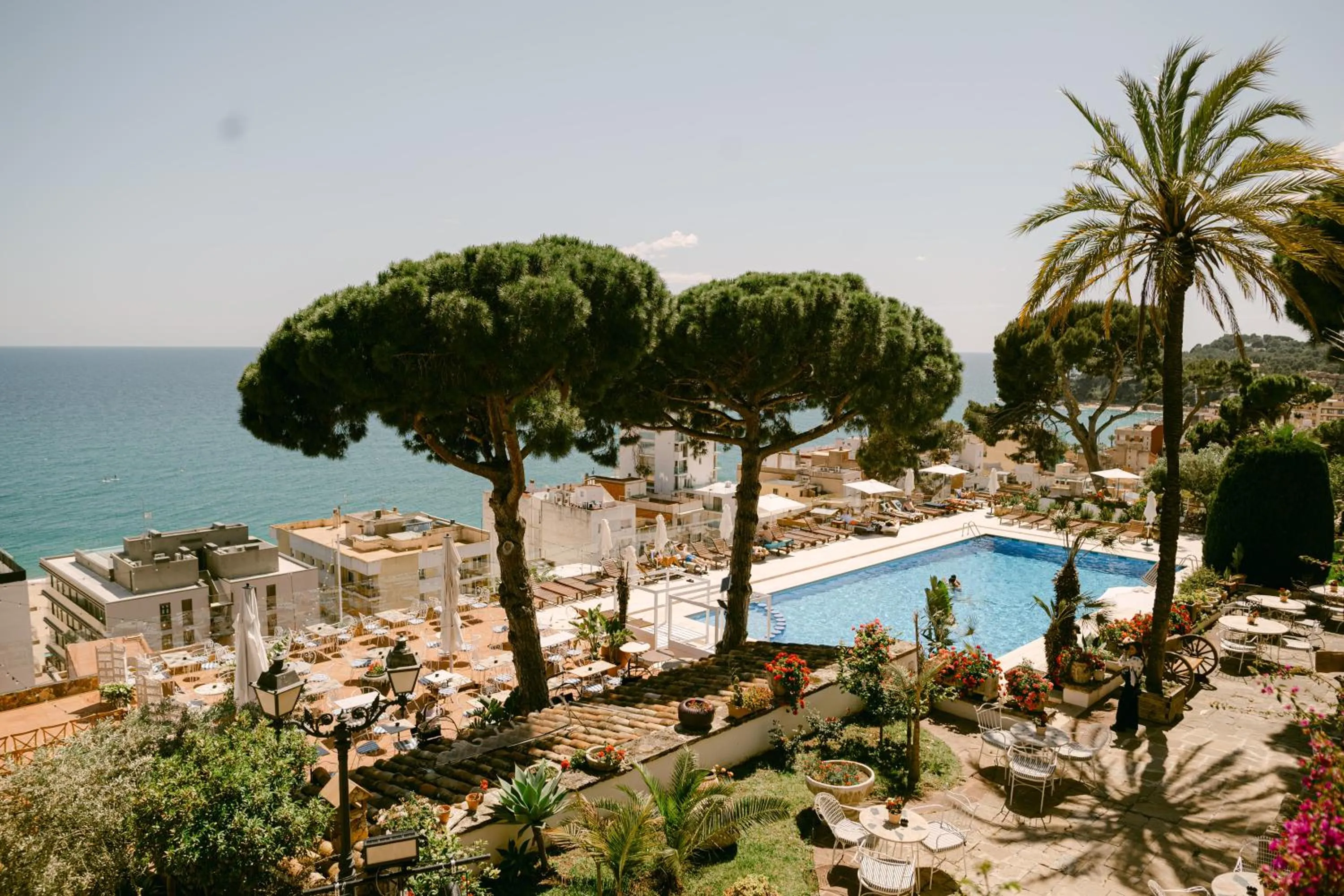 Swimming pool in Hotel Roger de Flor by Seleqtta