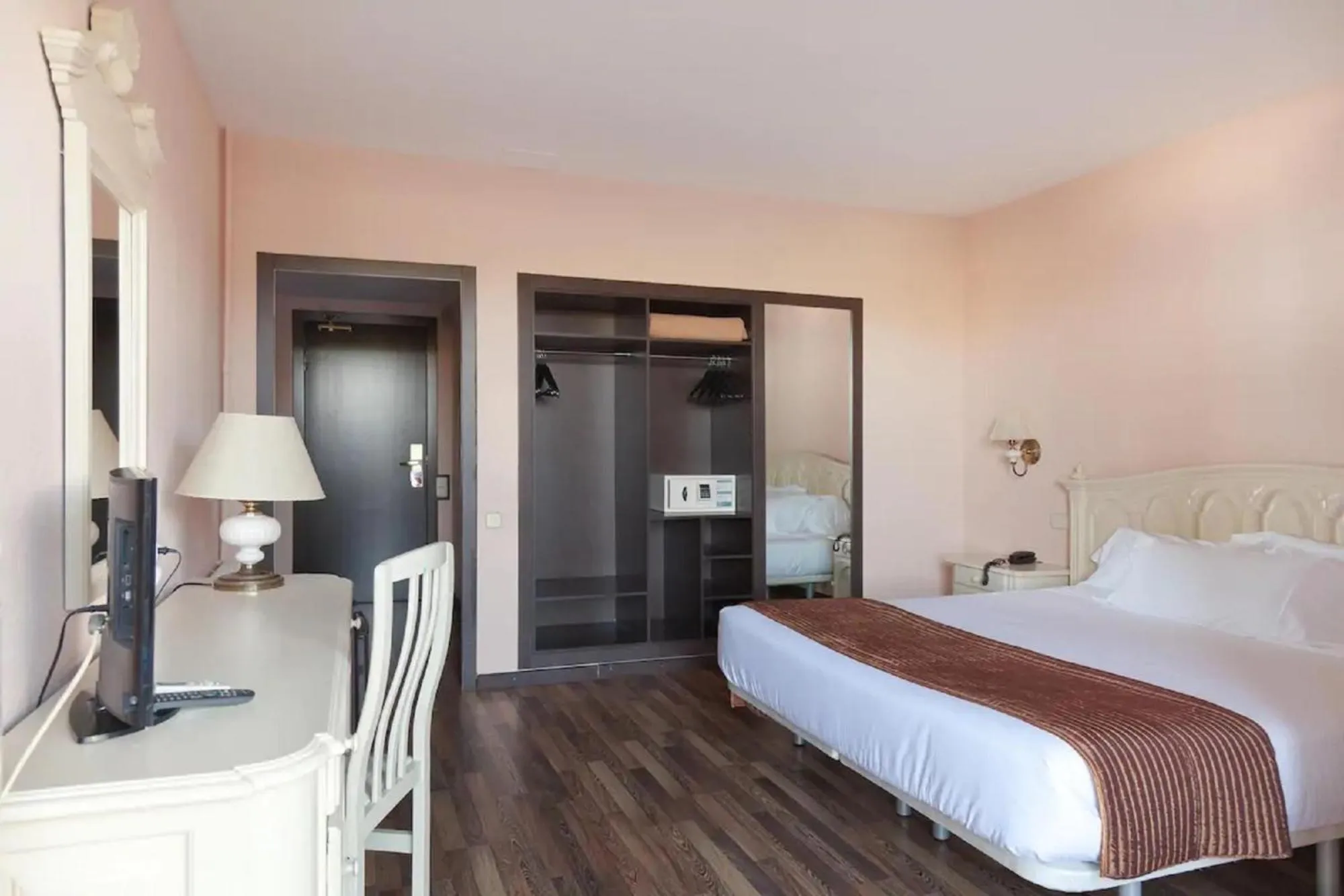 Bed in Hotel Roger de Flor by Seleqtta