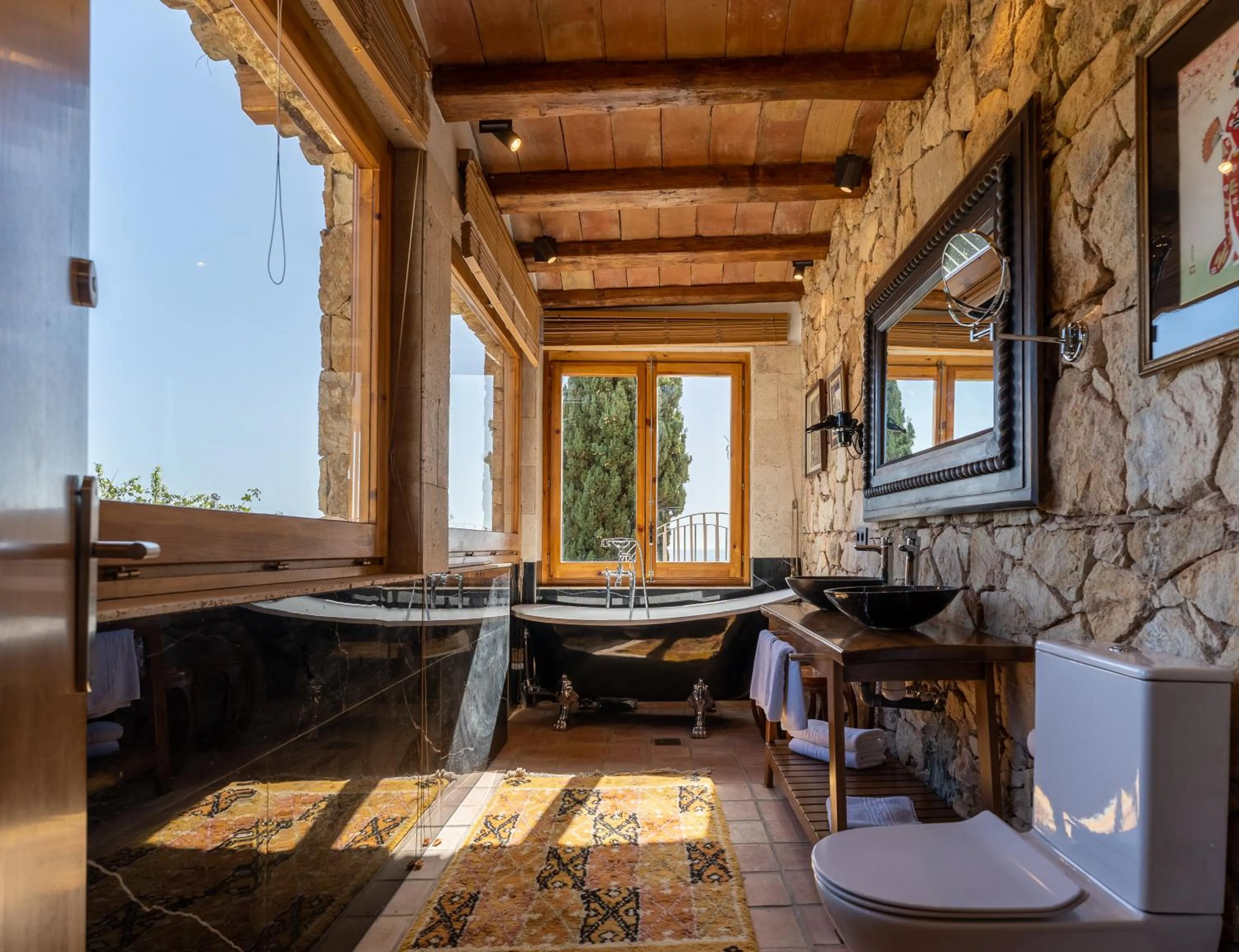 Bathroom in Hotel Roger de Flor by Seleqtta