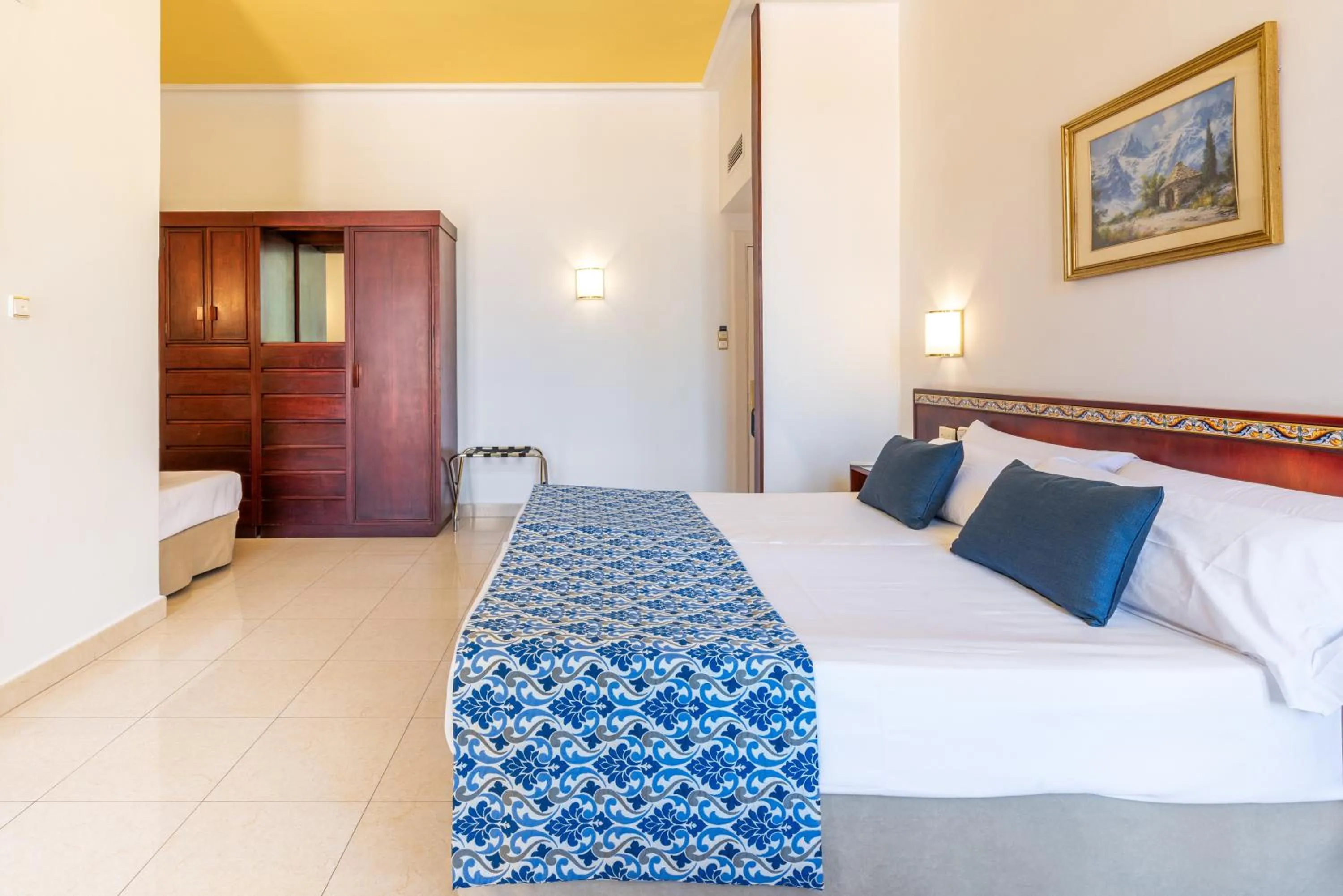 Photo of the whole room, Bed in Globales Reina Cristina