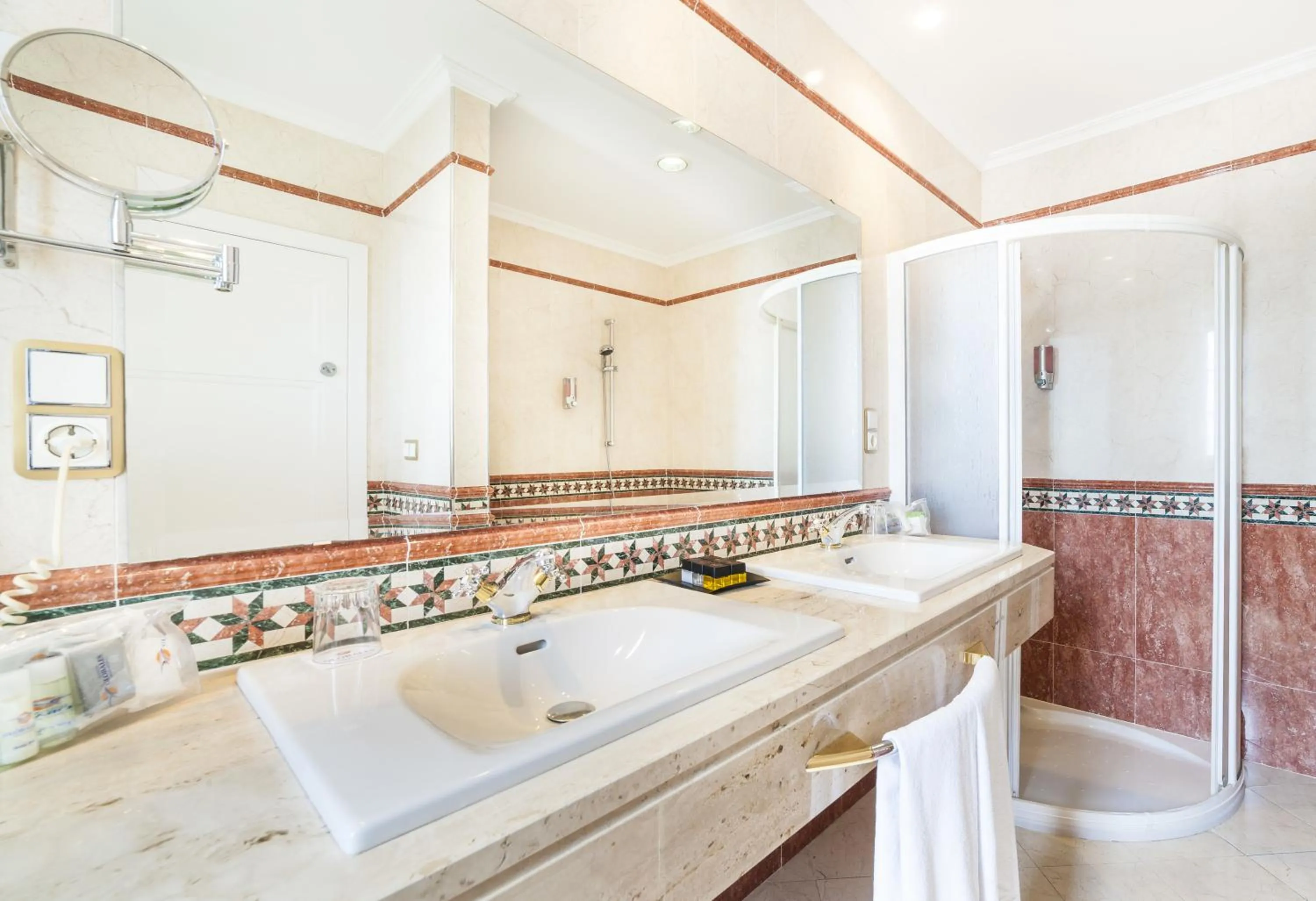 Bathroom in Globales Reina Cristina