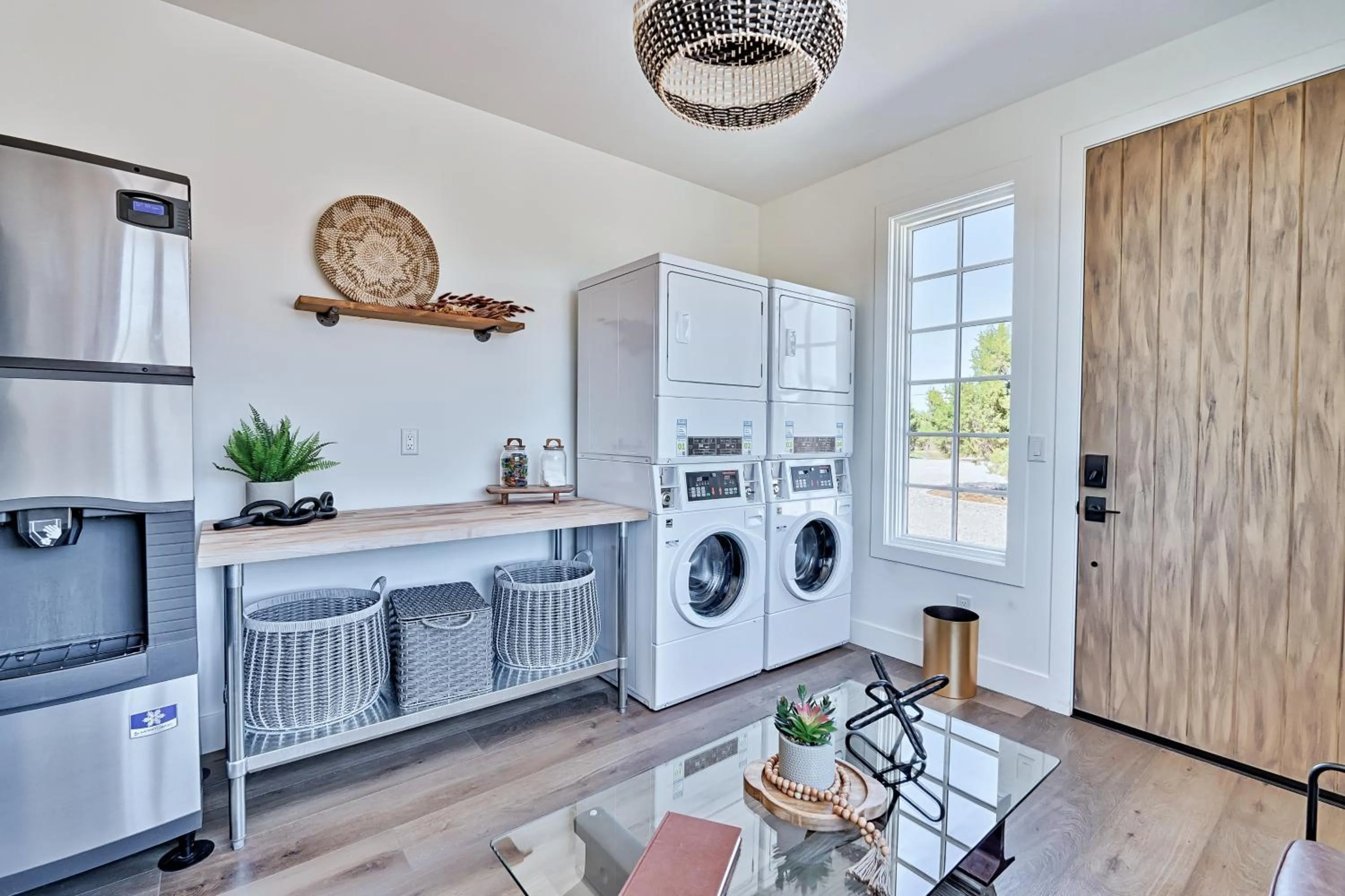 Communal lounge/ TV room in Inn History Grand Canyon Cabin