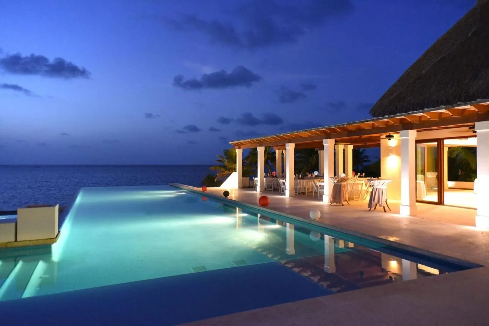 Evening entertainment in Las Verandas Hotel & Villas