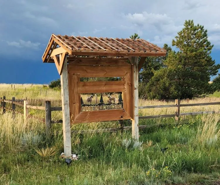 Yellowstone Cattle Baron EnSuite, Private Entrance & Parking - Prairie Rose B&B