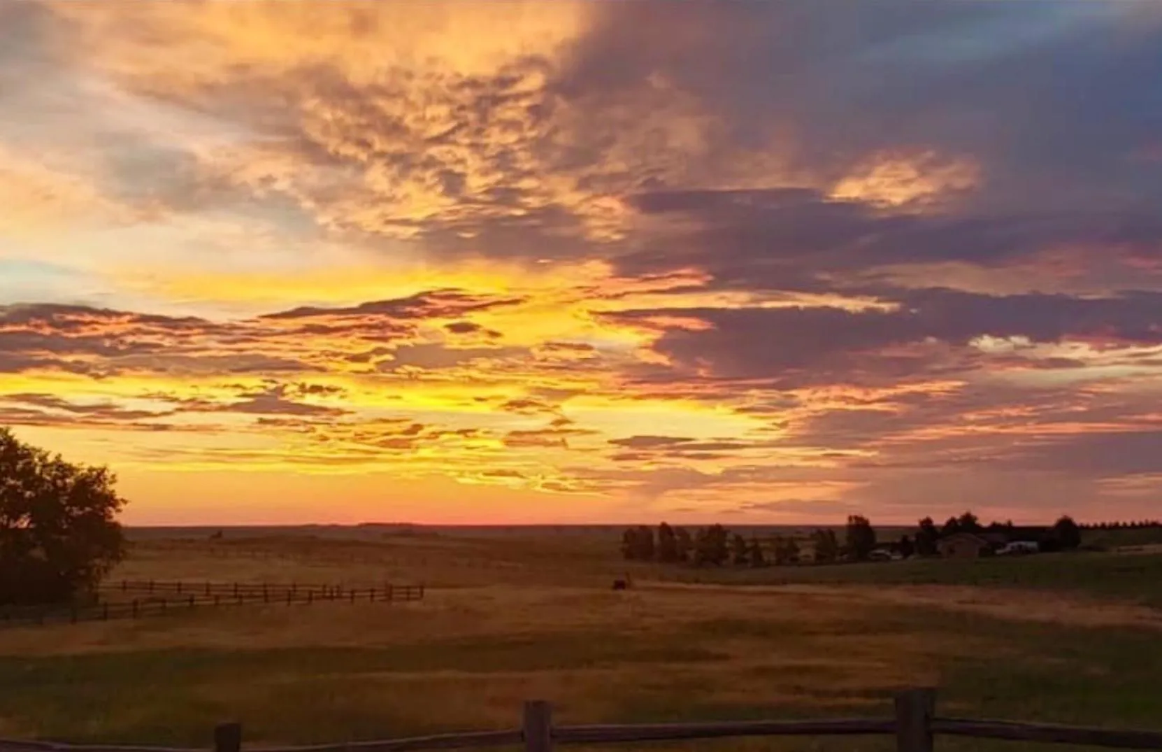 Sunset in Yellowstone Cattle Baron EnSuite, Private Entrance & Parking - Prairie Rose B&B