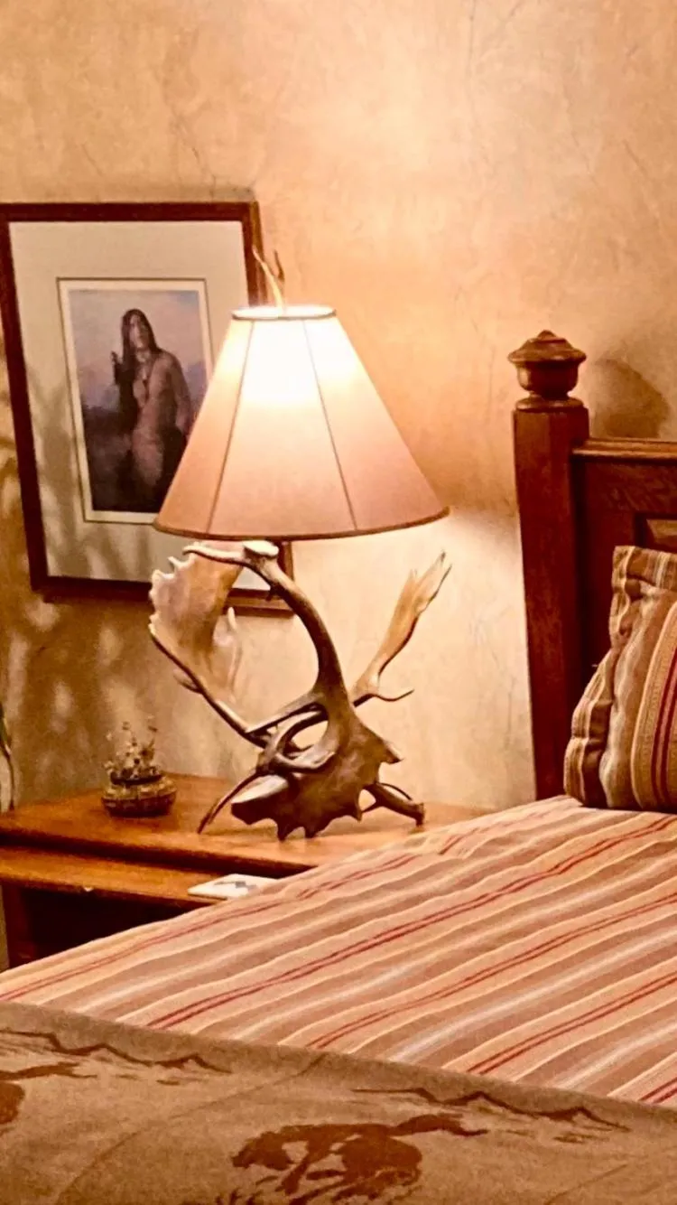 Bed in Yellowstone Cattle Baron EnSuite, Private Entrance & Parking - Prairie Rose B&B