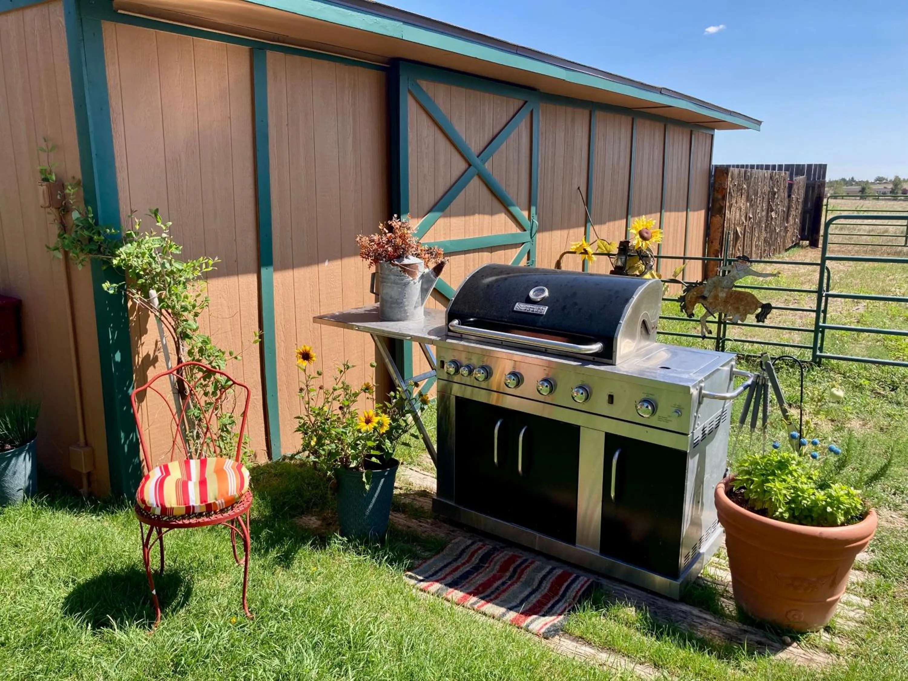 BBQ facilities in Yellowstone Cattle Baron EnSuite, Private Entrance & Parking - Prairie Rose B&B